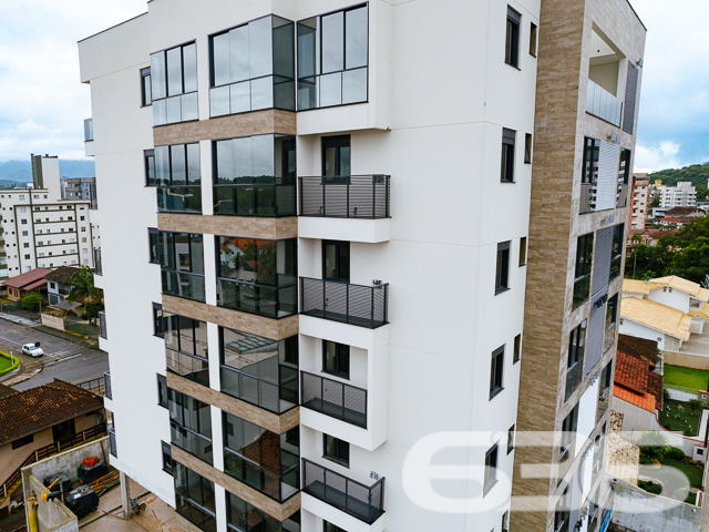 APARTAMENTO COM SUÍTE + 2 QUARTOS NO BAIRRO SANTO ANTÔNIO

Adquirir um imóvel como esse é adquirir qualidade de vida. 

São 86m² privativos com cômodos amplos, modernos, com boa iluminação e que prezam pelo seu bem-estar. Sua composição dispõe de uma belíssima suíte + 2 quartos super confortáveis, sala de estar e sala de jantar integradas, copa e cozinha conjugada, banheiro social e uma excelente sacada com churrasqueira - para desfrutar de bons momentos ao lado de pessoas especiais. 

Conta com uma vaga de garagem coberta.

O residencial ainda oferece aos seus moradores elevador de serviço e social, energia solar e salão de festas com espaço gourmet. 

Está situado em ótima localização no bairro Santo Antônio, próximo de escolas, terminal de ônibus, mercados, shopping, universidades, lojas e demais comércios e estabelecimentos da região.

Tenha tudo o que você sonhou! Não perca tempo.

Previsão de entrega: 12/2024.

Fale conosco e saiba mais:
Telefone: (47) 3451-0636
WhatsApp: (47) 99190-0636

Imobiliária 636. 