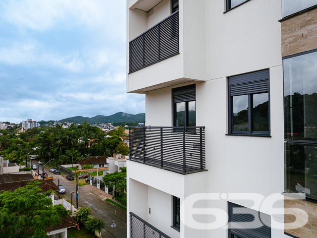 APARTAMENTO COM SUÍTE + 2 QUARTOS NO BAIRRO SANTO ANTÔNIO

Adquirir um imóvel como esse é adquirir qualidade de vida. 

São 86m² privativos com cômodos amplos, modernos, com boa iluminação e que prezam pelo seu bem-estar. Sua composição dispõe de uma belíssima suíte + 2 quartos super confortáveis, sala de estar e sala de jantar integradas, copa e cozinha conjugada, banheiro social e uma excelente sacada com churrasqueira - para desfrutar de bons momentos ao lado de pessoas especiais. 

Conta com uma vaga de garagem coberta.

O residencial ainda oferece aos seus moradores elevador de serviço e social, energia solar e salão de festas com espaço gourmet. 

Está situado em ótima localização no bairro Santo Antônio, próximo de escolas, terminal de ônibus, mercados, shopping, universidades, lojas e demais comércios e estabelecimentos da região.

Tenha tudo o que você sonhou! Não perca tempo.

Previsão de entrega: 12/2024.

Fale conosco e saiba mais:
Telefone: (47) 3451-0636
WhatsApp: (47) 99190-0636

Imobiliária 636. 
