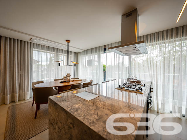 SEU NOVO LAR! APARTAMENTO DE ALTO PADRÃO COM 3 SUÍTES NO BAIRRO SANTO ANTÔNIO - ESTUDA PERMUTA
Este exclusivo apartamento de alto padrão redefine a ideia de moradia sofisticada no bairro Santo Antônio.
Com 153m² de área privativa, esse apartamento oferece o que há de mais moderno e estiloso. São 3 suítes encantadoras, salas de estar e jantar espaçosas e bem iluminadas, cozinha integrada, banheiro social e 2 vagas de garagem cobertas.
Desfrute de uma série de facilidades no próprio condomínio, como piscina com vista panorâmica, lounge, academia, playground e salão de festas com espaço gourmet.
Sua localização é privilegiada, situando-se entre o centro e a zona industrial da cidade. Aqui, você estará cercado por uma variedade de lojas, shoppings, restaurantes, escolas e hospitais, proporcionando uma vida prática e dinâmica.
Este é o momento de transformar seu estilo de vida. Entre em contato conosco para mais informações:
Telefone: (47) 3451-0636
WhatsApp: (47) 99190-0636
Imobiliária 636 - Transformando Sonhos em Moradias de Excelência.