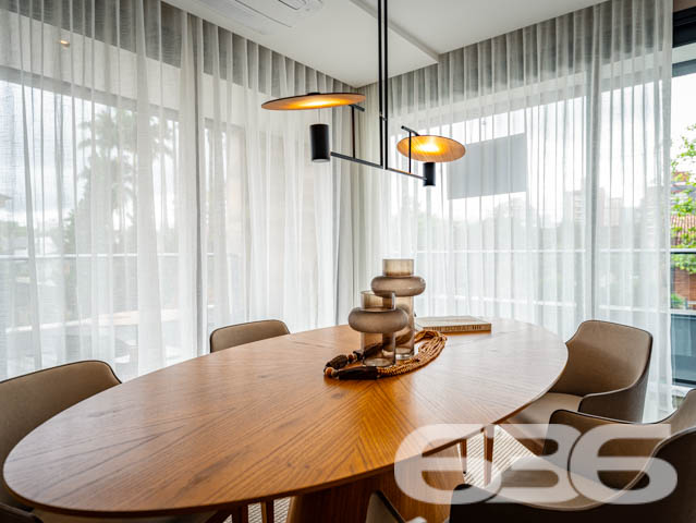 SEU NOVO LAR! APARTAMENTO DE ALTO PADRÃO COM 3 SUÍTES NO BAIRRO SANTO ANTÔNIO - ESTUDA PERMUTA
Este exclusivo apartamento de alto padrão redefine a ideia de moradia sofisticada no bairro Santo Antônio.
Com 153m² de área privativa, esse apartamento oferece o que há de mais moderno e estiloso. São 3 suítes encantadoras, salas de estar e jantar espaçosas e bem iluminadas, cozinha integrada, banheiro social e 2 vagas de garagem cobertas.
Desfrute de uma série de facilidades no próprio condomínio, como piscina com vista panorâmica, lounge, academia, playground e salão de festas com espaço gourmet.
Sua localização é privilegiada, situando-se entre o centro e a zona industrial da cidade. Aqui, você estará cercado por uma variedade de lojas, shoppings, restaurantes, escolas e hospitais, proporcionando uma vida prática e dinâmica.
Este é o momento de transformar seu estilo de vida. Entre em contato conosco para mais informações:
Telefone: (47) 3451-0636
WhatsApp: (47) 99190-0636
Imobiliária 636 - Transformando Sonhos em Moradias de Excelência.
