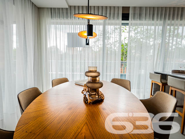 SEU NOVO LAR! APARTAMENTO DE ALTO PADRÃO COM 3 SUÍTES NO BAIRRO SANTO ANTÔNIO - ESTUDA PERMUTA
Este exclusivo apartamento de alto padrão redefine a ideia de moradia sofisticada no bairro Santo Antônio.
Com 153m² de área privativa, esse apartamento oferece o que há de mais moderno e estiloso. São 3 suítes encantadoras, salas de estar e jantar espaçosas e bem iluminadas, cozinha integrada, banheiro social e 2 vagas de garagem cobertas.
Desfrute de uma série de facilidades no próprio condomínio, como piscina com vista panorâmica, lounge, academia, playground e salão de festas com espaço gourmet.
Sua localização é privilegiada, situando-se entre o centro e a zona industrial da cidade. Aqui, você estará cercado por uma variedade de lojas, shoppings, restaurantes, escolas e hospitais, proporcionando uma vida prática e dinâmica.
Este é o momento de transformar seu estilo de vida. Entre em contato conosco para mais informações:
Telefone: (47) 3451-0636
WhatsApp: (47) 99190-0636
Imobiliária 636 - Transformando Sonhos em Moradias de Excelência.