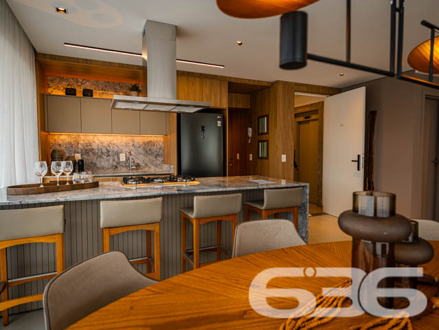 SEU NOVO LAR! APARTAMENTO DE ALTO PADRÃO COM 3 SUÍTES NO BAIRRO SANTO ANTÔNIO - ESTUDA PERMUTA
Este exclusivo apartamento de alto padrão redefine a ideia de moradia sofisticada no bairro Santo Antônio.
Com 153m² de área privativa, esse apartamento oferece o que há de mais moderno e estiloso. São 3 suítes encantadoras, salas de estar e jantar espaçosas e bem iluminadas, cozinha integrada, banheiro social e 2 vagas de garagem cobertas.
Desfrute de uma série de facilidades no próprio condomínio, como piscina com vista panorâmica, lounge, academia, playground e salão de festas com espaço gourmet.
Sua localização é privilegiada, situando-se entre o centro e a zona industrial da cidade. Aqui, você estará cercado por uma variedade de lojas, shoppings, restaurantes, escolas e hospitais, proporcionando uma vida prática e dinâmica.
Este é o momento de transformar seu estilo de vida. Entre em contato conosco para mais informações:
Telefone: (47) 3451-0636
WhatsApp: (47) 99190-0636
Imobiliária 636 - Transformando Sonhos em Moradias de Excelência.