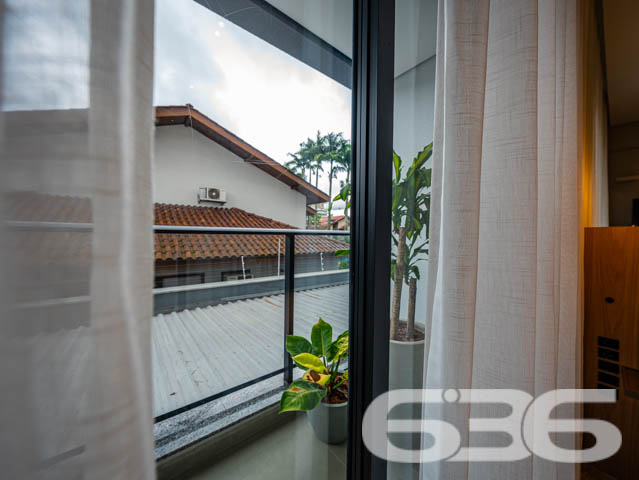 SEU NOVO LAR! APARTAMENTO DE ALTO PADRÃO COM 3 SUÍTES NO BAIRRO SANTO ANTÔNIO - ESTUDA PERMUTA
Este exclusivo apartamento de alto padrão redefine a ideia de moradia sofisticada no bairro Santo Antônio.
Com 153m² de área privativa, esse apartamento oferece o que há de mais moderno e estiloso. São 3 suítes encantadoras, salas de estar e jantar espaçosas e bem iluminadas, cozinha integrada, banheiro social e 2 vagas de garagem cobertas.
Desfrute de uma série de facilidades no próprio condomínio, como piscina com vista panorâmica, lounge, academia, playground e salão de festas com espaço gourmet.
Sua localização é privilegiada, situando-se entre o centro e a zona industrial da cidade. Aqui, você estará cercado por uma variedade de lojas, shoppings, restaurantes, escolas e hospitais, proporcionando uma vida prática e dinâmica.
Este é o momento de transformar seu estilo de vida. Entre em contato conosco para mais informações:
Telefone: (47) 3451-0636
WhatsApp: (47) 99190-0636
Imobiliária 636 - Transformando Sonhos em Moradias de Excelência.