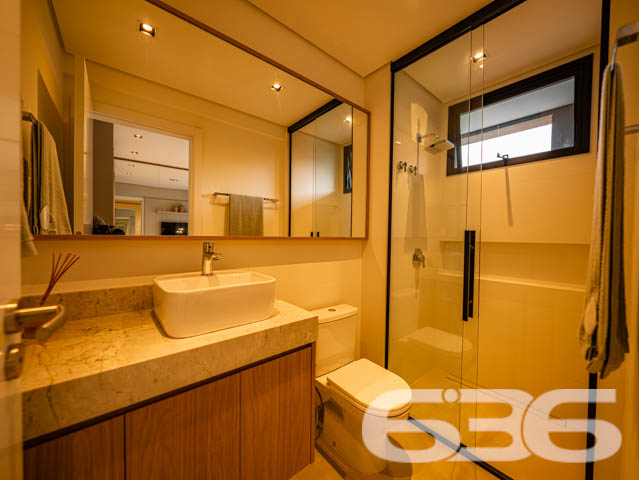 SEU NOVO LAR! APARTAMENTO DE ALTO PADRÃO COM 3 SUÍTES NO BAIRRO SANTO ANTÔNIO - ESTUDA PERMUTA
Este exclusivo apartamento de alto padrão redefine a ideia de moradia sofisticada no bairro Santo Antônio.
Com 153m² de área privativa, esse apartamento oferece o que há de mais moderno e estiloso. São 3 suítes encantadoras, salas de estar e jantar espaçosas e bem iluminadas, cozinha integrada, banheiro social e 2 vagas de garagem cobertas.
Desfrute de uma série de facilidades no próprio condomínio, como piscina com vista panorâmica, lounge, academia, playground e salão de festas com espaço gourmet.
Sua localização é privilegiada, situando-se entre o centro e a zona industrial da cidade. Aqui, você estará cercado por uma variedade de lojas, shoppings, restaurantes, escolas e hospitais, proporcionando uma vida prática e dinâmica.
Este é o momento de transformar seu estilo de vida. Entre em contato conosco para mais informações:
Telefone: (47) 3451-0636
WhatsApp: (47) 99190-0636
Imobiliária 636 - Transformando Sonhos em Moradias de Excelência.