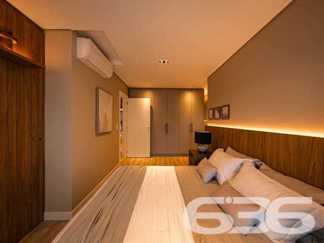 SEU NOVO LAR! APARTAMENTO DE ALTO PADRÃO COM 3 SUÍTES NO BAIRRO SANTO ANTÔNIO - ESTUDA PERMUTA
Este exclusivo apartamento de alto padrão redefine a ideia de moradia sofisticada no bairro Santo Antônio.
Com 153m² de área privativa, esse apartamento oferece o que há de mais moderno e estiloso. São 3 suítes encantadoras, salas de estar e jantar espaçosas e bem iluminadas, cozinha integrada, banheiro social e 2 vagas de garagem cobertas.
Desfrute de uma série de facilidades no próprio condomínio, como piscina com vista panorâmica, lounge, academia, playground e salão de festas com espaço gourmet.
Sua localização é privilegiada, situando-se entre o centro e a zona industrial da cidade. Aqui, você estará cercado por uma variedade de lojas, shoppings, restaurantes, escolas e hospitais, proporcionando uma vida prática e dinâmica.
Este é o momento de transformar seu estilo de vida. Entre em contato conosco para mais informações:
Telefone: (47) 3451-0636
WhatsApp: (47) 99190-0636
Imobiliária 636 - Transformando Sonhos em Moradias de Excelência.