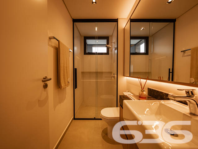 SEU NOVO LAR! APARTAMENTO DE ALTO PADRÃO COM 3 SUÍTES NO BAIRRO SANTO ANTÔNIO - ESTUDA PERMUTA
Este exclusivo apartamento de alto padrão redefine a ideia de moradia sofisticada no bairro Santo Antônio.
Com 153m² de área privativa, esse apartamento oferece o que há de mais moderno e estiloso. São 3 suítes encantadoras, salas de estar e jantar espaçosas e bem iluminadas, cozinha integrada, banheiro social e 2 vagas de garagem cobertas.
Desfrute de uma série de facilidades no próprio condomínio, como piscina com vista panorâmica, lounge, academia, playground e salão de festas com espaço gourmet.
Sua localização é privilegiada, situando-se entre o centro e a zona industrial da cidade. Aqui, você estará cercado por uma variedade de lojas, shoppings, restaurantes, escolas e hospitais, proporcionando uma vida prática e dinâmica.
Este é o momento de transformar seu estilo de vida. Entre em contato conosco para mais informações:
Telefone: (47) 3451-0636
WhatsApp: (47) 99190-0636
Imobiliária 636 - Transformando Sonhos em Moradias de Excelência.