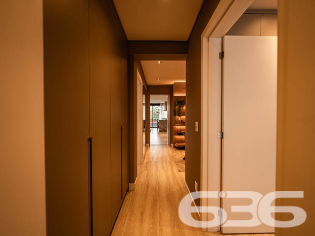 SEU NOVO LAR! APARTAMENTO DE ALTO PADRÃO COM 3 SUÍTES NO BAIRRO SANTO ANTÔNIO - ESTUDA PERMUTA
Este exclusivo apartamento de alto padrão redefine a ideia de moradia sofisticada no bairro Santo Antônio.
Com 153m² de área privativa, esse apartamento oferece o que há de mais moderno e estiloso. São 3 suítes encantadoras, salas de estar e jantar espaçosas e bem iluminadas, cozinha integrada, banheiro social e 2 vagas de garagem cobertas.
Desfrute de uma série de facilidades no próprio condomínio, como piscina com vista panorâmica, lounge, academia, playground e salão de festas com espaço gourmet.
Sua localização é privilegiada, situando-se entre o centro e a zona industrial da cidade. Aqui, você estará cercado por uma variedade de lojas, shoppings, restaurantes, escolas e hospitais, proporcionando uma vida prática e dinâmica.
Este é o momento de transformar seu estilo de vida. Entre em contato conosco para mais informações:
Telefone: (47) 3451-0636
WhatsApp: (47) 99190-0636
Imobiliária 636 - Transformando Sonhos em Moradias de Excelência.
