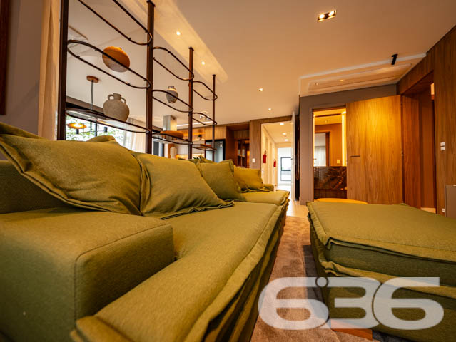 SEU NOVO LAR! APARTAMENTO DE ALTO PADRÃO COM 3 SUÍTES NO BAIRRO SANTO ANTÔNIO - ESTUDA PERMUTA
Este exclusivo apartamento de alto padrão redefine a ideia de moradia sofisticada no bairro Santo Antônio.
Com 153m² de área privativa, esse apartamento oferece o que há de mais moderno e estiloso. São 3 suítes encantadoras, salas de estar e jantar espaçosas e bem iluminadas, cozinha integrada, banheiro social e 2 vagas de garagem cobertas.
Desfrute de uma série de facilidades no próprio condomínio, como piscina com vista panorâmica, lounge, academia, playground e salão de festas com espaço gourmet.
Sua localização é privilegiada, situando-se entre o centro e a zona industrial da cidade. Aqui, você estará cercado por uma variedade de lojas, shoppings, restaurantes, escolas e hospitais, proporcionando uma vida prática e dinâmica.
Este é o momento de transformar seu estilo de vida. Entre em contato conosco para mais informações:
Telefone: (47) 3451-0636
WhatsApp: (47) 99190-0636
Imobiliária 636 - Transformando Sonhos em Moradias de Excelência.