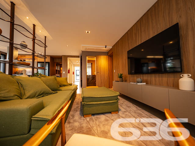 SEU NOVO LAR! APARTAMENTO DE ALTO PADRÃO COM 3 SUÍTES NO BAIRRO SANTO ANTÔNIO - ESTUDA PERMUTA
Este exclusivo apartamento de alto padrão redefine a ideia de moradia sofisticada no bairro Santo Antônio.
Com 153m² de área privativa, esse apartamento oferece o que há de mais moderno e estiloso. São 3 suítes encantadoras, salas de estar e jantar espaçosas e bem iluminadas, cozinha integrada, banheiro social e 2 vagas de garagem cobertas.
Desfrute de uma série de facilidades no próprio condomínio, como piscina com vista panorâmica, lounge, academia, playground e salão de festas com espaço gourmet.
Sua localização é privilegiada, situando-se entre o centro e a zona industrial da cidade. Aqui, você estará cercado por uma variedade de lojas, shoppings, restaurantes, escolas e hospitais, proporcionando uma vida prática e dinâmica.
Este é o momento de transformar seu estilo de vida. Entre em contato conosco para mais informações:
Telefone: (47) 3451-0636
WhatsApp: (47) 99190-0636
Imobiliária 636 - Transformando Sonhos em Moradias de Excelência.