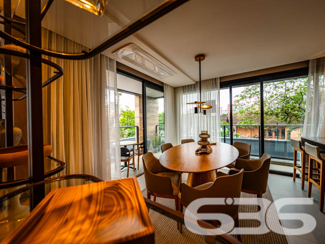 SEU NOVO LAR! APARTAMENTO DE ALTO PADRÃO COM 3 SUÍTES NO BAIRRO SANTO ANTÔNIO - ESTUDA PERMUTA
Este exclusivo apartamento de alto padrão redefine a ideia de moradia sofisticada no bairro Santo Antônio.
Com 153m² de área privativa, esse apartamento oferece o que há de mais moderno e estiloso. São 3 suítes encantadoras, salas de estar e jantar espaçosas e bem iluminadas, cozinha integrada, banheiro social e 2 vagas de garagem cobertas.
Desfrute de uma série de facilidades no próprio condomínio, como piscina com vista panorâmica, lounge, academia, playground e salão de festas com espaço gourmet.
Sua localização é privilegiada, situando-se entre o centro e a zona industrial da cidade. Aqui, você estará cercado por uma variedade de lojas, shoppings, restaurantes, escolas e hospitais, proporcionando uma vida prática e dinâmica.
Este é o momento de transformar seu estilo de vida. Entre em contato conosco para mais informações:
Telefone: (47) 3451-0636
WhatsApp: (47) 99190-0636
Imobiliária 636 - Transformando Sonhos em Moradias de Excelência.