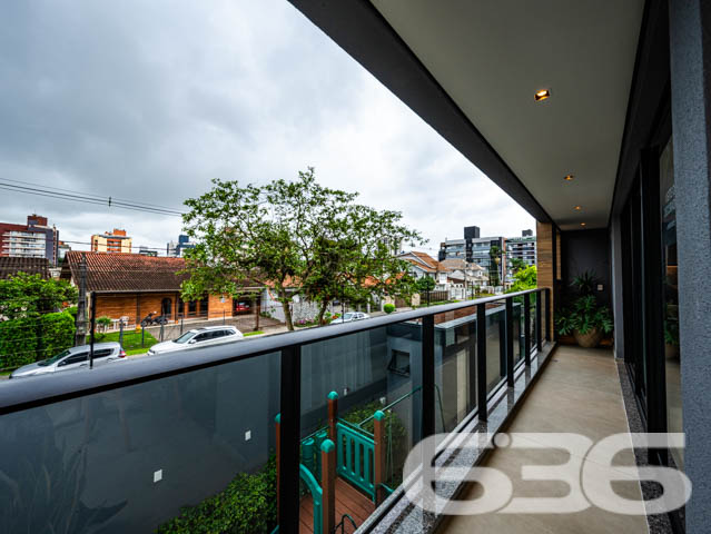 SEU NOVO LAR! APARTAMENTO DE ALTO PADRÃO COM 3 SUÍTES NO BAIRRO SANTO ANTÔNIO - ESTUDA PERMUTA
Este exclusivo apartamento de alto padrão redefine a ideia de moradia sofisticada no bairro Santo Antônio.
Com 153m² de área privativa, esse apartamento oferece o que há de mais moderno e estiloso. São 3 suítes encantadoras, salas de estar e jantar espaçosas e bem iluminadas, cozinha integrada, banheiro social e 2 vagas de garagem cobertas.
Desfrute de uma série de facilidades no próprio condomínio, como piscina com vista panorâmica, lounge, academia, playground e salão de festas com espaço gourmet.
Sua localização é privilegiada, situando-se entre o centro e a zona industrial da cidade. Aqui, você estará cercado por uma variedade de lojas, shoppings, restaurantes, escolas e hospitais, proporcionando uma vida prática e dinâmica.
Este é o momento de transformar seu estilo de vida. Entre em contato conosco para mais informações:
Telefone: (47) 3451-0636
WhatsApp: (47) 99190-0636
Imobiliária 636 - Transformando Sonhos em Moradias de Excelência.