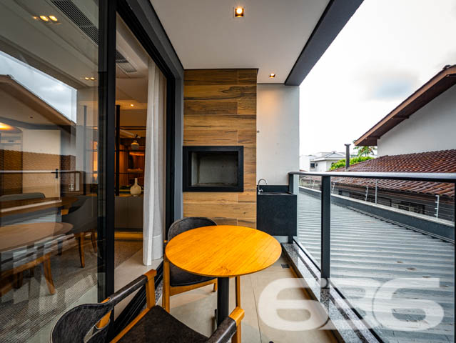 SEU NOVO LAR! APARTAMENTO DE ALTO PADRÃO COM 3 SUÍTES NO BAIRRO SANTO ANTÔNIO - ESTUDA PERMUTA
Este exclusivo apartamento de alto padrão redefine a ideia de moradia sofisticada no bairro Santo Antônio.
Com 153m² de área privativa, esse apartamento oferece o que há de mais moderno e estiloso. São 3 suítes encantadoras, salas de estar e jantar espaçosas e bem iluminadas, cozinha integrada, banheiro social e 2 vagas de garagem cobertas.
Desfrute de uma série de facilidades no próprio condomínio, como piscina com vista panorâmica, lounge, academia, playground e salão de festas com espaço gourmet.
Sua localização é privilegiada, situando-se entre o centro e a zona industrial da cidade. Aqui, você estará cercado por uma variedade de lojas, shoppings, restaurantes, escolas e hospitais, proporcionando uma vida prática e dinâmica.
Este é o momento de transformar seu estilo de vida. Entre em contato conosco para mais informações:
Telefone: (47) 3451-0636
WhatsApp: (47) 99190-0636
Imobiliária 636 - Transformando Sonhos em Moradias de Excelência.