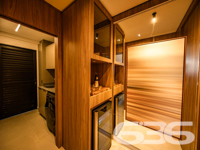 SEU NOVO LAR! APARTAMENTO DE ALTO PADRÃO COM 3 SUÍTES NO BAIRRO SANTO ANTÔNIO - ESTUDA PERMUTA
Este exclusivo apartamento de alto padrão redefine a ideia de moradia sofisticada no bairro Santo Antônio.
Com 153m² de área privativa, esse apartamento oferece o que há de mais moderno e estiloso. São 3 suítes encantadoras, salas de estar e jantar espaçosas e bem iluminadas, cozinha integrada, banheiro social e 2 vagas de garagem cobertas.
Desfrute de uma série de facilidades no próprio condomínio, como piscina com vista panorâmica, lounge, academia, playground e salão de festas com espaço gourmet.
Sua localização é privilegiada, situando-se entre o centro e a zona industrial da cidade. Aqui, você estará cercado por uma variedade de lojas, shoppings, restaurantes, escolas e hospitais, proporcionando uma vida prática e dinâmica.
Este é o momento de transformar seu estilo de vida. Entre em contato conosco para mais informações:
Telefone: (47) 3451-0636
WhatsApp: (47) 99190-0636
Imobiliária 636 - Transformando Sonhos em Moradias de Excelência.