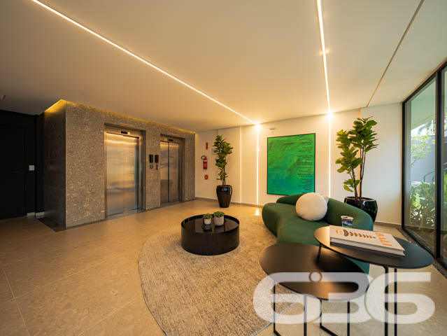 SEU NOVO LAR! APARTAMENTO DE ALTO PADRÃO COM 3 SUÍTES NO BAIRRO SANTO ANTÔNIO - ESTUDA PERMUTA
Este exclusivo apartamento de alto padrão redefine a ideia de moradia sofisticada no bairro Santo Antônio.
Com 153m² de área privativa, esse apartamento oferece o que há de mais moderno e estiloso. São 3 suítes encantadoras, salas de estar e jantar espaçosas e bem iluminadas, cozinha integrada, banheiro social e 2 vagas de garagem cobertas.
Desfrute de uma série de facilidades no próprio condomínio, como piscina com vista panorâmica, lounge, academia, playground e salão de festas com espaço gourmet.
Sua localização é privilegiada, situando-se entre o centro e a zona industrial da cidade. Aqui, você estará cercado por uma variedade de lojas, shoppings, restaurantes, escolas e hospitais, proporcionando uma vida prática e dinâmica.
Este é o momento de transformar seu estilo de vida. Entre em contato conosco para mais informações:
Telefone: (47) 3451-0636
WhatsApp: (47) 99190-0636
Imobiliária 636 - Transformando Sonhos em Moradias de Excelência.
