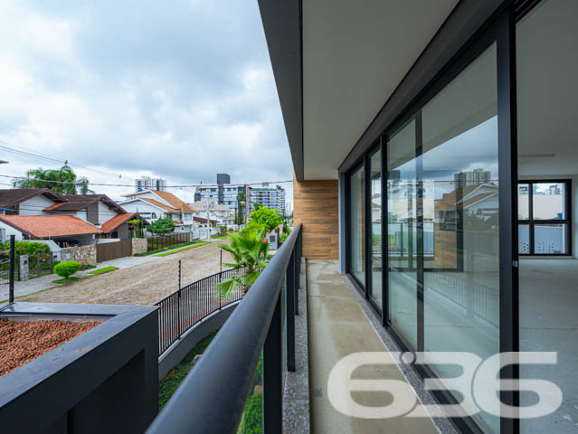 SEU NOVO LAR! APARTAMENTO DE ALTO PADRÃO COM 3 SUÍTES NO BAIRRO SANTO ANTÔNIO - ESTUDA PERMUTA
Este exclusivo apartamento de alto padrão redefine a ideia de moradia sofisticada no bairro Santo Antônio.
Com 153m² de área privativa, esse apartamento oferece o que há de mais moderno e estiloso. São 3 suítes encantadoras, salas de estar e jantar espaçosas e bem iluminadas, cozinha integrada, banheiro social e 2 vagas de garagem cobertas.
Desfrute de uma série de facilidades no próprio condomínio, como piscina com vista panorâmica, lounge, academia, playground e salão de festas com espaço gourmet.
Sua localização é privilegiada, situando-se entre o centro e a zona industrial da cidade. Aqui, você estará cercado por uma variedade de lojas, shoppings, restaurantes, escolas e hospitais, proporcionando uma vida prática e dinâmica.
Este é o momento de transformar seu estilo de vida. Entre em contato conosco para mais informações:
Telefone: (47) 3451-0636
WhatsApp: (47) 99190-0636
Imobiliária 636 - Transformando Sonhos em Moradias de Excelência.