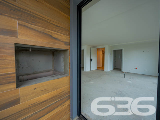 SEU NOVO LAR! APARTAMENTO DE ALTO PADRÃO COM 3 SUÍTES NO BAIRRO SANTO ANTÔNIO - ESTUDA PERMUTA
Este exclusivo apartamento de alto padrão redefine a ideia de moradia sofisticada no bairro Santo Antônio.
Com 153m² de área privativa, esse apartamento oferece o que há de mais moderno e estiloso. São 3 suítes encantadoras, salas de estar e jantar espaçosas e bem iluminadas, cozinha integrada, banheiro social e 2 vagas de garagem cobertas.
Desfrute de uma série de facilidades no próprio condomínio, como piscina com vista panorâmica, lounge, academia, playground e salão de festas com espaço gourmet.
Sua localização é privilegiada, situando-se entre o centro e a zona industrial da cidade. Aqui, você estará cercado por uma variedade de lojas, shoppings, restaurantes, escolas e hospitais, proporcionando uma vida prática e dinâmica.
Este é o momento de transformar seu estilo de vida. Entre em contato conosco para mais informações:
Telefone: (47) 3451-0636
WhatsApp: (47) 99190-0636
Imobiliária 636 - Transformando Sonhos em Moradias de Excelência.