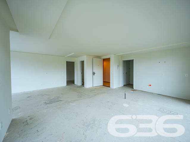 SEU NOVO LAR! APARTAMENTO DE ALTO PADRÃO COM 3 SUÍTES NO BAIRRO SANTO ANTÔNIO - ESTUDA PERMUTA
Este exclusivo apartamento de alto padrão redefine a ideia de moradia sofisticada no bairro Santo Antônio.
Com 153m² de área privativa, esse apartamento oferece o que há de mais moderno e estiloso. São 3 suítes encantadoras, salas de estar e jantar espaçosas e bem iluminadas, cozinha integrada, banheiro social e 2 vagas de garagem cobertas.
Desfrute de uma série de facilidades no próprio condomínio, como piscina com vista panorâmica, lounge, academia, playground e salão de festas com espaço gourmet.
Sua localização é privilegiada, situando-se entre o centro e a zona industrial da cidade. Aqui, você estará cercado por uma variedade de lojas, shoppings, restaurantes, escolas e hospitais, proporcionando uma vida prática e dinâmica.
Este é o momento de transformar seu estilo de vida. Entre em contato conosco para mais informações:
Telefone: (47) 3451-0636
WhatsApp: (47) 99190-0636
Imobiliária 636 - Transformando Sonhos em Moradias de Excelência.