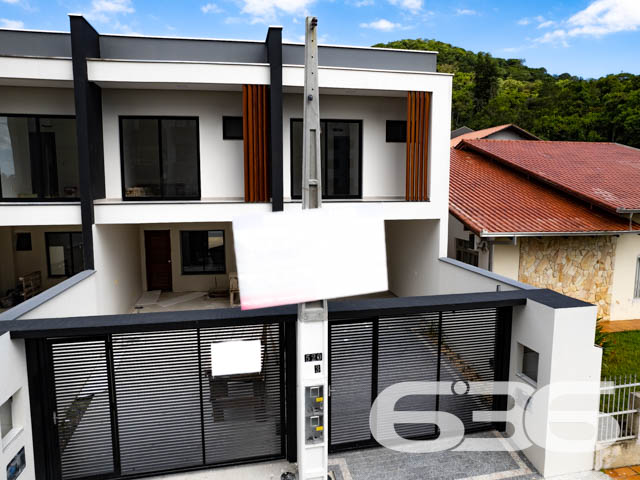 Geminado à venda no Saguaçu – Sofisticação, conforto e localização privilegiada em Joinville/SC
Apresentamos uma excelente oportunidade para você que busca um sobrado geminado novo, moderno e com acabamento impecável no bairro Saguaçu – uma das localizações mais desejadas e valorizadas de Joinville. Esta residência foi cuidadosamente projetada para oferecer o máximo de bem-estar, funcionalidade e beleza, unindo arquitetura contemporânea, iluminação natural abundante e materiais de alto padrão.
Com 120,81m² de área construída e averbada, o imóvel é composto por 3 dormitórios, sendo 1 suíte com sacada, ambientes integrados e excelente distribuição de espaços. O destaque fica por conta dos detalhes que fazem toda a diferença: rebaixo em gesso, piso vinílico nos dormitórios, porcelanato 60x60 nas áreas sociais, portas laqueadas, infraestrutura para ar-condicionado split e preparação para água quente na cozinha e lavanderia.
A área social contempla uma ampla sala de estar e jantar, lavabo, copa e cozinha conjugadas, além de uma área de serviço funcional. A área externa surpreende com espaço de jardim, churrasqueira a carvão e um excelente recuo nos fundos, ideal para pets, espaço kids ou futuras personalizações.
A garagem oferece 2 vagas – sendo uma coberta e uma descoberta – e o imóvel já conta com portão eletrônico e interfone instalados. Fachada moderna com revestimentos em pedra e detalhes verticais em madeira que conferem identidade visual marcante e sofisticação ao projeto. Tudo isso em terreno plano, com 4 metros de frente e 30 metros de profundidade, geometria regular e face norte, favorecendo ventilação e iluminação natural.
Localizado em rua pavimentada, próximo a shopping centers, escolas, hospitais, transporte público e serviços essenciais, esse imóvel entrega praticidade, segurança e excelente valorização patrimonial.
Não perca essa oportunidade de viver com mais qualidade em um imóvel novo, desocupado e pronto para ser seu!
Entre em contato com a 636 Negócios Imobiliários e agende uma visita com um de nossos especialistas. Aqui, sua conquista é tratada com seriedade, técnica e mais de 30 anos de história.
636 NEGÓCIOS IMOBILIÁRIOS: A SUA MELHOR ESCOLHA
Com mais de 30 anos de experiência, a 636 Negócios Imobiliários é sua parceira ideal para encontrar o imóvel perfeito. Estamos prontos para ajudá-lo a fazer deste imóvel o seu novo lar.
Telefone: (47) 3451-0636
WhatsApp: (47) 99190-0636
Não perca esta oportunidade única. Visite nosso site para mais informações: i636.com.br