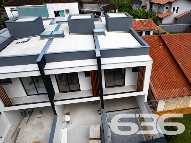 Geminado à venda no Saguaçu – Sofisticação, conforto e localização privilegiada em Joinville/SC
Apresentamos uma excelente oportunidade para você que busca um sobrado geminado novo, moderno e com acabamento impecável no bairro Saguaçu – uma das localizações mais desejadas e valorizadas de Joinville. Esta residência foi cuidadosamente projetada para oferecer o máximo de bem-estar, funcionalidade e beleza, unindo arquitetura contemporânea, iluminação natural abundante e materiais de alto padrão.
Com 120,81m² de área construída e averbada, o imóvel é composto por 3 dormitórios, sendo 1 suíte com sacada, ambientes integrados e excelente distribuição de espaços. O destaque fica por conta dos detalhes que fazem toda a diferença: rebaixo em gesso, piso vinílico nos dormitórios, porcelanato 60x60 nas áreas sociais, portas laqueadas, infraestrutura para ar-condicionado split e preparação para água quente na cozinha e lavanderia.
A área social contempla uma ampla sala de estar e jantar, lavabo, copa e cozinha conjugadas, além de uma área de serviço funcional. A área externa surpreende com espaço de jardim, churrasqueira a carvão e um excelente recuo nos fundos, ideal para pets, espaço kids ou futuras personalizações.
A garagem oferece 2 vagas – sendo uma coberta e uma descoberta – e o imóvel já conta com portão eletrônico e interfone instalados. Fachada moderna com revestimentos em pedra e detalhes verticais em madeira que conferem identidade visual marcante e sofisticação ao projeto. Tudo isso em terreno plano, com 4 metros de frente e 30 metros de profundidade, geometria regular e face norte, favorecendo ventilação e iluminação natural.
Localizado em rua pavimentada, próximo a shopping centers, escolas, hospitais, transporte público e serviços essenciais, esse imóvel entrega praticidade, segurança e excelente valorização patrimonial.
Não perca essa oportunidade de viver com mais qualidade em um imóvel novo, desocupado e pronto para ser seu!
Entre em contato com a 636 Negócios Imobiliários e agende uma visita com um de nossos especialistas. Aqui, sua conquista é tratada com seriedade, técnica e mais de 30 anos de história.
636 NEGÓCIOS IMOBILIÁRIOS: A SUA MELHOR ESCOLHA
Com mais de 30 anos de experiência, a 636 Negócios Imobiliários é sua parceira ideal para encontrar o imóvel perfeito. Estamos prontos para ajudá-lo a fazer deste imóvel o seu novo lar.
Telefone: (47) 3451-0636
WhatsApp: (47) 99190-0636
Não perca esta oportunidade única. Visite nosso site para mais informações: i636.com.br