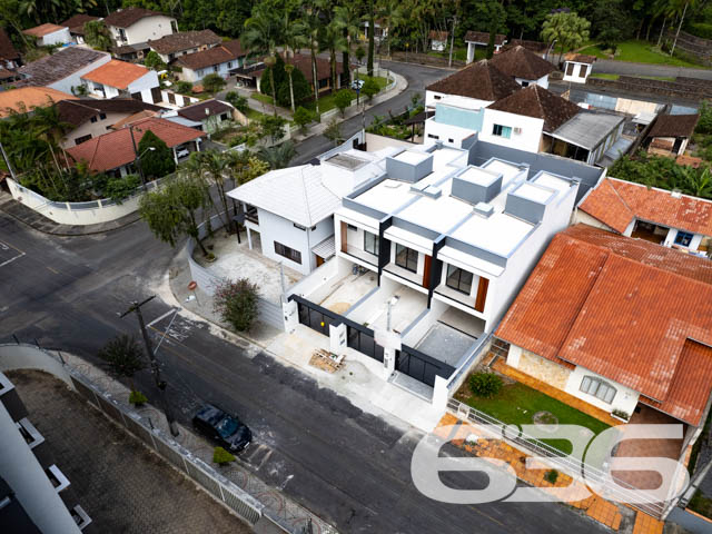 Geminado à venda no Saguaçu – Sofisticação, conforto e localização privilegiada em Joinville/SC
Apresentamos uma excelente oportunidade para você que busca um sobrado geminado novo, moderno e com acabamento impecável no bairro Saguaçu – uma das localizações mais desejadas e valorizadas de Joinville. Esta residência foi cuidadosamente projetada para oferecer o máximo de bem-estar, funcionalidade e beleza, unindo arquitetura contemporânea, iluminação natural abundante e materiais de alto padrão.
Com 120,81m² de área construída e averbada, o imóvel é composto por 3 dormitórios, sendo 1 suíte com sacada, ambientes integrados e excelente distribuição de espaços. O destaque fica por conta dos detalhes que fazem toda a diferença: rebaixo em gesso, piso vinílico nos dormitórios, porcelanato 60x60 nas áreas sociais, portas laqueadas, infraestrutura para ar-condicionado split e preparação para água quente na cozinha e lavanderia.
A área social contempla uma ampla sala de estar e jantar, lavabo, copa e cozinha conjugadas, além de uma área de serviço funcional. A área externa surpreende com espaço de jardim, churrasqueira a carvão e um excelente recuo nos fundos, ideal para pets, espaço kids ou futuras personalizações.
A garagem oferece 2 vagas – sendo uma coberta e uma descoberta – e o imóvel já conta com portão eletrônico e interfone instalados. Fachada moderna com revestimentos em pedra e detalhes verticais em madeira que conferem identidade visual marcante e sofisticação ao projeto. Tudo isso em terreno plano, com 4 metros de frente e 30 metros de profundidade, geometria regular e face norte, favorecendo ventilação e iluminação natural.
Localizado em rua pavimentada, próximo a shopping centers, escolas, hospitais, transporte público e serviços essenciais, esse imóvel entrega praticidade, segurança e excelente valorização patrimonial.
Não perca essa oportunidade de viver com mais qualidade em um imóvel novo, desocupado e pronto para ser seu!
Entre em contato com a 636 Negócios Imobiliários e agende uma visita com um de nossos especialistas. Aqui, sua conquista é tratada com seriedade, técnica e mais de 30 anos de história.
636 NEGÓCIOS IMOBILIÁRIOS: A SUA MELHOR ESCOLHA
Com mais de 30 anos de experiência, a 636 Negócios Imobiliários é sua parceira ideal para encontrar o imóvel perfeito. Estamos prontos para ajudá-lo a fazer deste imóvel o seu novo lar.
Telefone: (47) 3451-0636
WhatsApp: (47) 99190-0636
Não perca esta oportunidade única. Visite nosso site para mais informações: i636.com.br