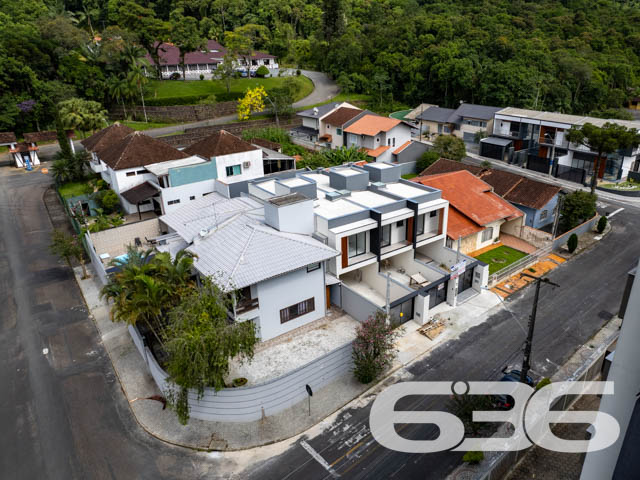 Geminado à venda no Saguaçu – Sofisticação, conforto e localização privilegiada em Joinville/SC
Apresentamos uma excelente oportunidade para você que busca um sobrado geminado novo, moderno e com acabamento impecável no bairro Saguaçu – uma das localizações mais desejadas e valorizadas de Joinville. Esta residência foi cuidadosamente projetada para oferecer o máximo de bem-estar, funcionalidade e beleza, unindo arquitetura contemporânea, iluminação natural abundante e materiais de alto padrão.
Com 120,81m² de área construída e averbada, o imóvel é composto por 3 dormitórios, sendo 1 suíte com sacada, ambientes integrados e excelente distribuição de espaços. O destaque fica por conta dos detalhes que fazem toda a diferença: rebaixo em gesso, piso vinílico nos dormitórios, porcelanato 60x60 nas áreas sociais, portas laqueadas, infraestrutura para ar-condicionado split e preparação para água quente na cozinha e lavanderia.
A área social contempla uma ampla sala de estar e jantar, lavabo, copa e cozinha conjugadas, além de uma área de serviço funcional. A área externa surpreende com espaço de jardim, churrasqueira a carvão e um excelente recuo nos fundos, ideal para pets, espaço kids ou futuras personalizações.
A garagem oferece 2 vagas – sendo uma coberta e uma descoberta – e o imóvel já conta com portão eletrônico e interfone instalados. Fachada moderna com revestimentos em pedra e detalhes verticais em madeira que conferem identidade visual marcante e sofisticação ao projeto. Tudo isso em terreno plano, com 4 metros de frente e 30 metros de profundidade, geometria regular e face norte, favorecendo ventilação e iluminação natural.
Localizado em rua pavimentada, próximo a shopping centers, escolas, hospitais, transporte público e serviços essenciais, esse imóvel entrega praticidade, segurança e excelente valorização patrimonial.
Não perca essa oportunidade de viver com mais qualidade em um imóvel novo, desocupado e pronto para ser seu!
Entre em contato com a 636 Negócios Imobiliários e agende uma visita com um de nossos especialistas. Aqui, sua conquista é tratada com seriedade, técnica e mais de 30 anos de história.
636 NEGÓCIOS IMOBILIÁRIOS: A SUA MELHOR ESCOLHA
Com mais de 30 anos de experiência, a 636 Negócios Imobiliários é sua parceira ideal para encontrar o imóvel perfeito. Estamos prontos para ajudá-lo a fazer deste imóvel o seu novo lar.
Telefone: (47) 3451-0636
WhatsApp: (47) 99190-0636
Não perca esta oportunidade única. Visite nosso site para mais informações: i636.com.br