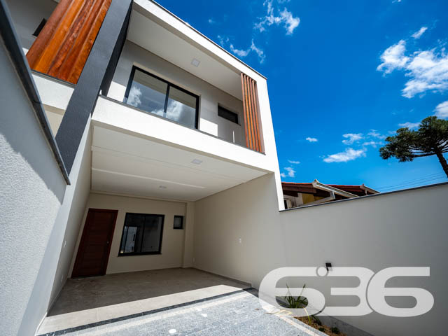 Geminado à venda no Saguaçu – Sofisticação, conforto e localização privilegiada em Joinville/SC
Apresentamos uma excelente oportunidade para você que busca um sobrado geminado novo, moderno e com acabamento impecável no bairro Saguaçu – uma das localizações mais desejadas e valorizadas de Joinville. Esta residência foi cuidadosamente projetada para oferecer o máximo de bem-estar, funcionalidade e beleza, unindo arquitetura contemporânea, iluminação natural abundante e materiais de alto padrão.
Com 120,81m² de área construída e averbada, o imóvel é composto por 3 dormitórios, sendo 1 suíte com sacada, ambientes integrados e excelente distribuição de espaços. O destaque fica por conta dos detalhes que fazem toda a diferença: rebaixo em gesso, piso vinílico nos dormitórios, porcelanato 60x60 nas áreas sociais, portas laqueadas, infraestrutura para ar-condicionado split e preparação para água quente na cozinha e lavanderia.
A área social contempla uma ampla sala de estar e jantar, lavabo, copa e cozinha conjugadas, além de uma área de serviço funcional. A área externa surpreende com espaço de jardim, churrasqueira a carvão e um excelente recuo nos fundos, ideal para pets, espaço kids ou futuras personalizações.
A garagem oferece 2 vagas – sendo uma coberta e uma descoberta – e o imóvel já conta com portão eletrônico e interfone instalados. Fachada moderna com revestimentos em pedra e detalhes verticais em madeira que conferem identidade visual marcante e sofisticação ao projeto. Tudo isso em terreno plano, com 4 metros de frente e 30 metros de profundidade, geometria regular e face norte, favorecendo ventilação e iluminação natural.
Localizado em rua pavimentada, próximo a shopping centers, escolas, hospitais, transporte público e serviços essenciais, esse imóvel entrega praticidade, segurança e excelente valorização patrimonial.
Não perca essa oportunidade de viver com mais qualidade em um imóvel novo, desocupado e pronto para ser seu!
Entre em contato com a 636 Negócios Imobiliários e agende uma visita com um de nossos especialistas. Aqui, sua conquista é tratada com seriedade, técnica e mais de 30 anos de história.
636 NEGÓCIOS IMOBILIÁRIOS: A SUA MELHOR ESCOLHA
Com mais de 30 anos de experiência, a 636 Negócios Imobiliários é sua parceira ideal para encontrar o imóvel perfeito. Estamos prontos para ajudá-lo a fazer deste imóvel o seu novo lar.
Telefone: (47) 3451-0636
WhatsApp: (47) 99190-0636
Não perca esta oportunidade única. Visite nosso site para mais informações: i636.com.br