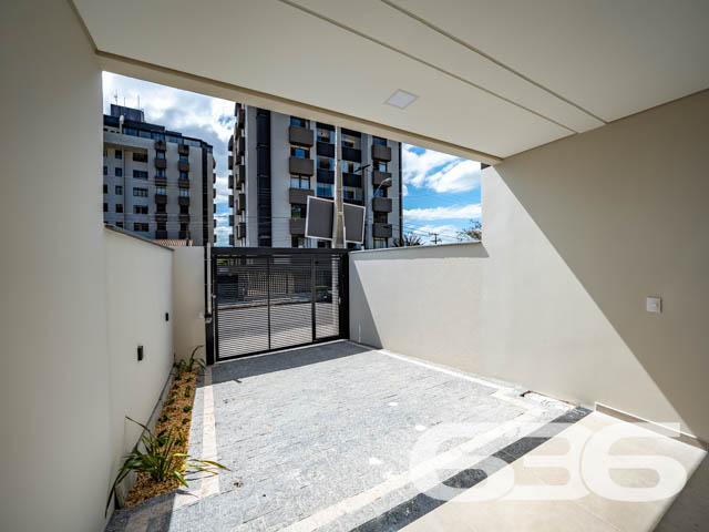 Geminado à venda no Saguaçu – Sofisticação, conforto e localização privilegiada em Joinville/SC
Apresentamos uma excelente oportunidade para você que busca um sobrado geminado novo, moderno e com acabamento impecável no bairro Saguaçu – uma das localizações mais desejadas e valorizadas de Joinville. Esta residência foi cuidadosamente projetada para oferecer o máximo de bem-estar, funcionalidade e beleza, unindo arquitetura contemporânea, iluminação natural abundante e materiais de alto padrão.
Com 120,81m² de área construída e averbada, o imóvel é composto por 3 dormitórios, sendo 1 suíte com sacada, ambientes integrados e excelente distribuição de espaços. O destaque fica por conta dos detalhes que fazem toda a diferença: rebaixo em gesso, piso vinílico nos dormitórios, porcelanato 60x60 nas áreas sociais, portas laqueadas, infraestrutura para ar-condicionado split e preparação para água quente na cozinha e lavanderia.
A área social contempla uma ampla sala de estar e jantar, lavabo, copa e cozinha conjugadas, além de uma área de serviço funcional. A área externa surpreende com espaço de jardim, churrasqueira a carvão e um excelente recuo nos fundos, ideal para pets, espaço kids ou futuras personalizações.
A garagem oferece 2 vagas – sendo uma coberta e uma descoberta – e o imóvel já conta com portão eletrônico e interfone instalados. Fachada moderna com revestimentos em pedra e detalhes verticais em madeira que conferem identidade visual marcante e sofisticação ao projeto. Tudo isso em terreno plano, com 4 metros de frente e 30 metros de profundidade, geometria regular e face norte, favorecendo ventilação e iluminação natural.
Localizado em rua pavimentada, próximo a shopping centers, escolas, hospitais, transporte público e serviços essenciais, esse imóvel entrega praticidade, segurança e excelente valorização patrimonial.
Não perca essa oportunidade de viver com mais qualidade em um imóvel novo, desocupado e pronto para ser seu!
Entre em contato com a 636 Negócios Imobiliários e agende uma visita com um de nossos especialistas. Aqui, sua conquista é tratada com seriedade, técnica e mais de 30 anos de história.
636 NEGÓCIOS IMOBILIÁRIOS: A SUA MELHOR ESCOLHA
Com mais de 30 anos de experiência, a 636 Negócios Imobiliários é sua parceira ideal para encontrar o imóvel perfeito. Estamos prontos para ajudá-lo a fazer deste imóvel o seu novo lar.
Telefone: (47) 3451-0636
WhatsApp: (47) 99190-0636
Não perca esta oportunidade única. Visite nosso site para mais informações: i636.com.br