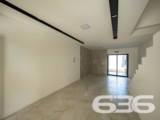 Geminado à venda no Saguaçu – Sofisticação, conforto e localização privilegiada em Joinville/SC
Apresentamos uma excelente oportunidade para você que busca um sobrado geminado novo, moderno e com acabamento impecável no bairro Saguaçu – uma das localizações mais desejadas e valorizadas de Joinville. Esta residência foi cuidadosamente projetada para oferecer o máximo de bem-estar, funcionalidade e beleza, unindo arquitetura contemporânea, iluminação natural abundante e materiais de alto padrão.
Com 120,81m² de área construída e averbada, o imóvel é composto por 3 dormitórios, sendo 1 suíte com sacada, ambientes integrados e excelente distribuição de espaços. O destaque fica por conta dos detalhes que fazem toda a diferença: rebaixo em gesso, piso vinílico nos dormitórios, porcelanato 60x60 nas áreas sociais, portas laqueadas, infraestrutura para ar-condicionado split e preparação para água quente na cozinha e lavanderia.
A área social contempla uma ampla sala de estar e jantar, lavabo, copa e cozinha conjugadas, além de uma área de serviço funcional. A área externa surpreende com espaço de jardim, churrasqueira a carvão e um excelente recuo nos fundos, ideal para pets, espaço kids ou futuras personalizações.
A garagem oferece 2 vagas – sendo uma coberta e uma descoberta – e o imóvel já conta com portão eletrônico e interfone instalados. Fachada moderna com revestimentos em pedra e detalhes verticais em madeira que conferem identidade visual marcante e sofisticação ao projeto. Tudo isso em terreno plano, com 4 metros de frente e 30 metros de profundidade, geometria regular e face norte, favorecendo ventilação e iluminação natural.
Localizado em rua pavimentada, próximo a shopping centers, escolas, hospitais, transporte público e serviços essenciais, esse imóvel entrega praticidade, segurança e excelente valorização patrimonial.
Não perca essa oportunidade de viver com mais qualidade em um imóvel novo, desocupado e pronto para ser seu!
Entre em contato com a 636 Negócios Imobiliários e agende uma visita com um de nossos especialistas. Aqui, sua conquista é tratada com seriedade, técnica e mais de 30 anos de história.
636 NEGÓCIOS IMOBILIÁRIOS: A SUA MELHOR ESCOLHA
Com mais de 30 anos de experiência, a 636 Negócios Imobiliários é sua parceira ideal para encontrar o imóvel perfeito. Estamos prontos para ajudá-lo a fazer deste imóvel o seu novo lar.
Telefone: (47) 3451-0636
WhatsApp: (47) 99190-0636
Não perca esta oportunidade única. Visite nosso site para mais informações: i636.com.br