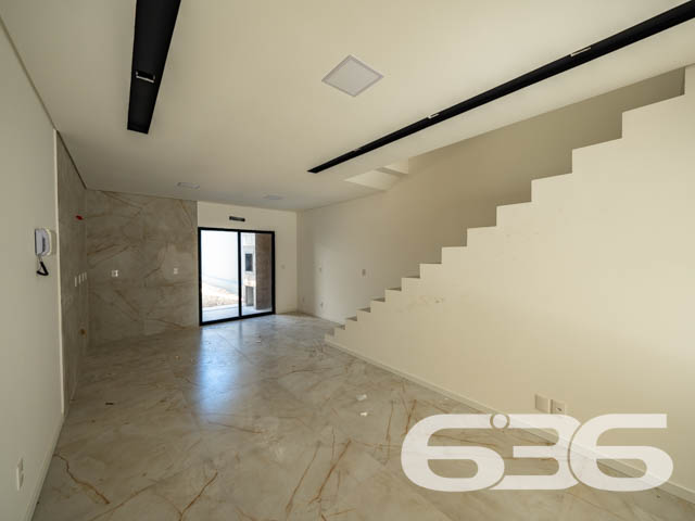 Geminado à venda no Saguaçu – Sofisticação, conforto e localização privilegiada em Joinville/SC
Apresentamos uma excelente oportunidade para você que busca um sobrado geminado novo, moderno e com acabamento impecável no bairro Saguaçu – uma das localizações mais desejadas e valorizadas de Joinville. Esta residência foi cuidadosamente projetada para oferecer o máximo de bem-estar, funcionalidade e beleza, unindo arquitetura contemporânea, iluminação natural abundante e materiais de alto padrão.
Com 120,81m² de área construída e averbada, o imóvel é composto por 3 dormitórios, sendo 1 suíte com sacada, ambientes integrados e excelente distribuição de espaços. O destaque fica por conta dos detalhes que fazem toda a diferença: rebaixo em gesso, piso vinílico nos dormitórios, porcelanato 60x60 nas áreas sociais, portas laqueadas, infraestrutura para ar-condicionado split e preparação para água quente na cozinha e lavanderia.
A área social contempla uma ampla sala de estar e jantar, lavabo, copa e cozinha conjugadas, além de uma área de serviço funcional. A área externa surpreende com espaço de jardim, churrasqueira a carvão e um excelente recuo nos fundos, ideal para pets, espaço kids ou futuras personalizações.
A garagem oferece 2 vagas – sendo uma coberta e uma descoberta – e o imóvel já conta com portão eletrônico e interfone instalados. Fachada moderna com revestimentos em pedra e detalhes verticais em madeira que conferem identidade visual marcante e sofisticação ao projeto. Tudo isso em terreno plano, com 4 metros de frente e 30 metros de profundidade, geometria regular e face norte, favorecendo ventilação e iluminação natural.
Localizado em rua pavimentada, próximo a shopping centers, escolas, hospitais, transporte público e serviços essenciais, esse imóvel entrega praticidade, segurança e excelente valorização patrimonial.
Não perca essa oportunidade de viver com mais qualidade em um imóvel novo, desocupado e pronto para ser seu!
Entre em contato com a 636 Negócios Imobiliários e agende uma visita com um de nossos especialistas. Aqui, sua conquista é tratada com seriedade, técnica e mais de 30 anos de história.
636 NEGÓCIOS IMOBILIÁRIOS: A SUA MELHOR ESCOLHA
Com mais de 30 anos de experiência, a 636 Negócios Imobiliários é sua parceira ideal para encontrar o imóvel perfeito. Estamos prontos para ajudá-lo a fazer deste imóvel o seu novo lar.
Telefone: (47) 3451-0636
WhatsApp: (47) 99190-0636
Não perca esta oportunidade única. Visite nosso site para mais informações: i636.com.br