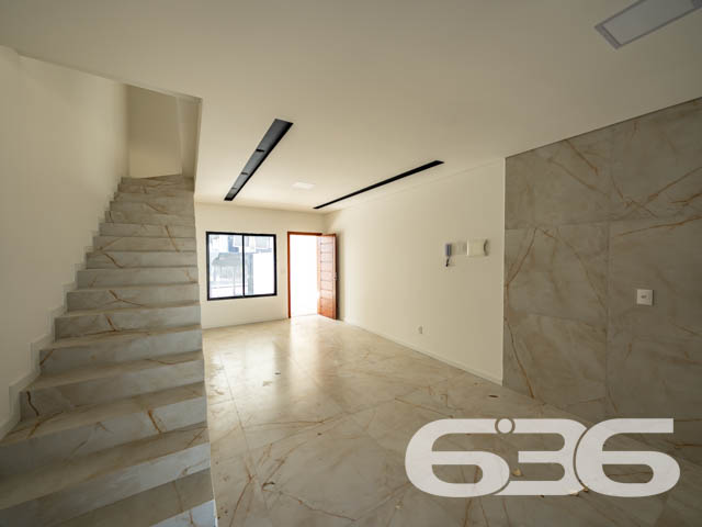 Geminado à venda no Saguaçu – Sofisticação, conforto e localização privilegiada em Joinville/SC
Apresentamos uma excelente oportunidade para você que busca um sobrado geminado novo, moderno e com acabamento impecável no bairro Saguaçu – uma das localizações mais desejadas e valorizadas de Joinville. Esta residência foi cuidadosamente projetada para oferecer o máximo de bem-estar, funcionalidade e beleza, unindo arquitetura contemporânea, iluminação natural abundante e materiais de alto padrão.
Com 120,81m² de área construída e averbada, o imóvel é composto por 3 dormitórios, sendo 1 suíte com sacada, ambientes integrados e excelente distribuição de espaços. O destaque fica por conta dos detalhes que fazem toda a diferença: rebaixo em gesso, piso vinílico nos dormitórios, porcelanato 60x60 nas áreas sociais, portas laqueadas, infraestrutura para ar-condicionado split e preparação para água quente na cozinha e lavanderia.
A área social contempla uma ampla sala de estar e jantar, lavabo, copa e cozinha conjugadas, além de uma área de serviço funcional. A área externa surpreende com espaço de jardim, churrasqueira a carvão e um excelente recuo nos fundos, ideal para pets, espaço kids ou futuras personalizações.
A garagem oferece 2 vagas – sendo uma coberta e uma descoberta – e o imóvel já conta com portão eletrônico e interfone instalados. Fachada moderna com revestimentos em pedra e detalhes verticais em madeira que conferem identidade visual marcante e sofisticação ao projeto. Tudo isso em terreno plano, com 4 metros de frente e 30 metros de profundidade, geometria regular e face norte, favorecendo ventilação e iluminação natural.
Localizado em rua pavimentada, próximo a shopping centers, escolas, hospitais, transporte público e serviços essenciais, esse imóvel entrega praticidade, segurança e excelente valorização patrimonial.
Não perca essa oportunidade de viver com mais qualidade em um imóvel novo, desocupado e pronto para ser seu!
Entre em contato com a 636 Negócios Imobiliários e agende uma visita com um de nossos especialistas. Aqui, sua conquista é tratada com seriedade, técnica e mais de 30 anos de história.
636 NEGÓCIOS IMOBILIÁRIOS: A SUA MELHOR ESCOLHA
Com mais de 30 anos de experiência, a 636 Negócios Imobiliários é sua parceira ideal para encontrar o imóvel perfeito. Estamos prontos para ajudá-lo a fazer deste imóvel o seu novo lar.
Telefone: (47) 3451-0636
WhatsApp: (47) 99190-0636
Não perca esta oportunidade única. Visite nosso site para mais informações: i636.com.br