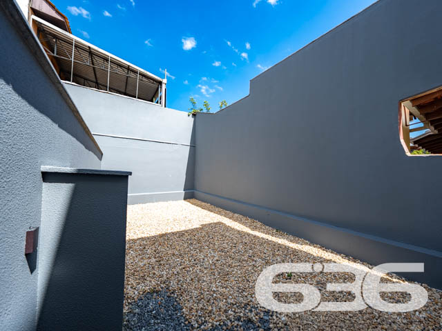 Geminado à venda no Saguaçu – Sofisticação, conforto e localização privilegiada em Joinville/SC
Apresentamos uma excelente oportunidade para você que busca um sobrado geminado novo, moderno e com acabamento impecável no bairro Saguaçu – uma das localizações mais desejadas e valorizadas de Joinville. Esta residência foi cuidadosamente projetada para oferecer o máximo de bem-estar, funcionalidade e beleza, unindo arquitetura contemporânea, iluminação natural abundante e materiais de alto padrão.
Com 120,81m² de área construída e averbada, o imóvel é composto por 3 dormitórios, sendo 1 suíte com sacada, ambientes integrados e excelente distribuição de espaços. O destaque fica por conta dos detalhes que fazem toda a diferença: rebaixo em gesso, piso vinílico nos dormitórios, porcelanato 60x60 nas áreas sociais, portas laqueadas, infraestrutura para ar-condicionado split e preparação para água quente na cozinha e lavanderia.
A área social contempla uma ampla sala de estar e jantar, lavabo, copa e cozinha conjugadas, além de uma área de serviço funcional. A área externa surpreende com espaço de jardim, churrasqueira a carvão e um excelente recuo nos fundos, ideal para pets, espaço kids ou futuras personalizações.
A garagem oferece 2 vagas – sendo uma coberta e uma descoberta – e o imóvel já conta com portão eletrônico e interfone instalados. Fachada moderna com revestimentos em pedra e detalhes verticais em madeira que conferem identidade visual marcante e sofisticação ao projeto. Tudo isso em terreno plano, com 4 metros de frente e 30 metros de profundidade, geometria regular e face norte, favorecendo ventilação e iluminação natural.
Localizado em rua pavimentada, próximo a shopping centers, escolas, hospitais, transporte público e serviços essenciais, esse imóvel entrega praticidade, segurança e excelente valorização patrimonial.
Não perca essa oportunidade de viver com mais qualidade em um imóvel novo, desocupado e pronto para ser seu!
Entre em contato com a 636 Negócios Imobiliários e agende uma visita com um de nossos especialistas. Aqui, sua conquista é tratada com seriedade, técnica e mais de 30 anos de história.
636 NEGÓCIOS IMOBILIÁRIOS: A SUA MELHOR ESCOLHA
Com mais de 30 anos de experiência, a 636 Negócios Imobiliários é sua parceira ideal para encontrar o imóvel perfeito. Estamos prontos para ajudá-lo a fazer deste imóvel o seu novo lar.
Telefone: (47) 3451-0636
WhatsApp: (47) 99190-0636
Não perca esta oportunidade única. Visite nosso site para mais informações: i636.com.br