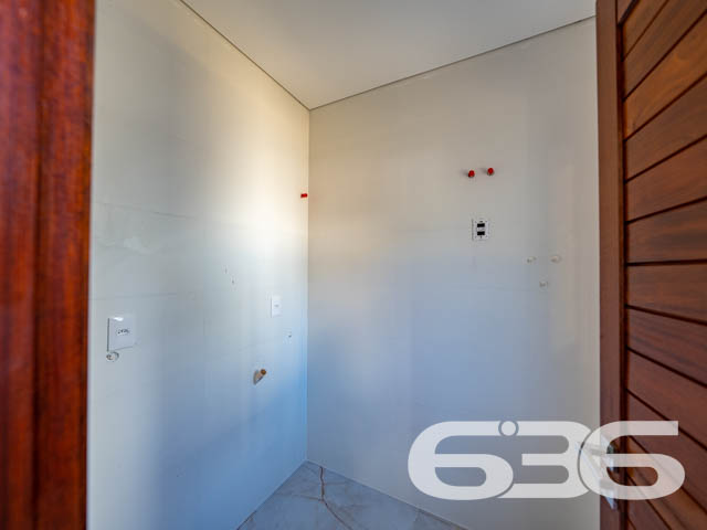 Geminado à venda no Saguaçu – Sofisticação, conforto e localização privilegiada em Joinville/SC
Apresentamos uma excelente oportunidade para você que busca um sobrado geminado novo, moderno e com acabamento impecável no bairro Saguaçu – uma das localizações mais desejadas e valorizadas de Joinville. Esta residência foi cuidadosamente projetada para oferecer o máximo de bem-estar, funcionalidade e beleza, unindo arquitetura contemporânea, iluminação natural abundante e materiais de alto padrão.
Com 120,81m² de área construída e averbada, o imóvel é composto por 3 dormitórios, sendo 1 suíte com sacada, ambientes integrados e excelente distribuição de espaços. O destaque fica por conta dos detalhes que fazem toda a diferença: rebaixo em gesso, piso vinílico nos dormitórios, porcelanato 60x60 nas áreas sociais, portas laqueadas, infraestrutura para ar-condicionado split e preparação para água quente na cozinha e lavanderia.
A área social contempla uma ampla sala de estar e jantar, lavabo, copa e cozinha conjugadas, além de uma área de serviço funcional. A área externa surpreende com espaço de jardim, churrasqueira a carvão e um excelente recuo nos fundos, ideal para pets, espaço kids ou futuras personalizações.
A garagem oferece 2 vagas – sendo uma coberta e uma descoberta – e o imóvel já conta com portão eletrônico e interfone instalados. Fachada moderna com revestimentos em pedra e detalhes verticais em madeira que conferem identidade visual marcante e sofisticação ao projeto. Tudo isso em terreno plano, com 4 metros de frente e 30 metros de profundidade, geometria regular e face norte, favorecendo ventilação e iluminação natural.
Localizado em rua pavimentada, próximo a shopping centers, escolas, hospitais, transporte público e serviços essenciais, esse imóvel entrega praticidade, segurança e excelente valorização patrimonial.
Não perca essa oportunidade de viver com mais qualidade em um imóvel novo, desocupado e pronto para ser seu!
Entre em contato com a 636 Negócios Imobiliários e agende uma visita com um de nossos especialistas. Aqui, sua conquista é tratada com seriedade, técnica e mais de 30 anos de história.
636 NEGÓCIOS IMOBILIÁRIOS: A SUA MELHOR ESCOLHA
Com mais de 30 anos de experiência, a 636 Negócios Imobiliários é sua parceira ideal para encontrar o imóvel perfeito. Estamos prontos para ajudá-lo a fazer deste imóvel o seu novo lar.
Telefone: (47) 3451-0636
WhatsApp: (47) 99190-0636
Não perca esta oportunidade única. Visite nosso site para mais informações: i636.com.br