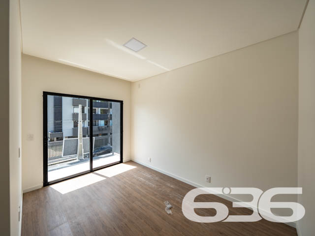 Geminado à venda no Saguaçu – Sofisticação, conforto e localização privilegiada em Joinville/SC
Apresentamos uma excelente oportunidade para você que busca um sobrado geminado novo, moderno e com acabamento impecável no bairro Saguaçu – uma das localizações mais desejadas e valorizadas de Joinville. Esta residência foi cuidadosamente projetada para oferecer o máximo de bem-estar, funcionalidade e beleza, unindo arquitetura contemporânea, iluminação natural abundante e materiais de alto padrão.
Com 120,81m² de área construída e averbada, o imóvel é composto por 3 dormitórios, sendo 1 suíte com sacada, ambientes integrados e excelente distribuição de espaços. O destaque fica por conta dos detalhes que fazem toda a diferença: rebaixo em gesso, piso vinílico nos dormitórios, porcelanato 60x60 nas áreas sociais, portas laqueadas, infraestrutura para ar-condicionado split e preparação para água quente na cozinha e lavanderia.
A área social contempla uma ampla sala de estar e jantar, lavabo, copa e cozinha conjugadas, além de uma área de serviço funcional. A área externa surpreende com espaço de jardim, churrasqueira a carvão e um excelente recuo nos fundos, ideal para pets, espaço kids ou futuras personalizações.
A garagem oferece 2 vagas – sendo uma coberta e uma descoberta – e o imóvel já conta com portão eletrônico e interfone instalados. Fachada moderna com revestimentos em pedra e detalhes verticais em madeira que conferem identidade visual marcante e sofisticação ao projeto. Tudo isso em terreno plano, com 4 metros de frente e 30 metros de profundidade, geometria regular e face norte, favorecendo ventilação e iluminação natural.
Localizado em rua pavimentada, próximo a shopping centers, escolas, hospitais, transporte público e serviços essenciais, esse imóvel entrega praticidade, segurança e excelente valorização patrimonial.
Não perca essa oportunidade de viver com mais qualidade em um imóvel novo, desocupado e pronto para ser seu!
Entre em contato com a 636 Negócios Imobiliários e agende uma visita com um de nossos especialistas. Aqui, sua conquista é tratada com seriedade, técnica e mais de 30 anos de história.
636 NEGÓCIOS IMOBILIÁRIOS: A SUA MELHOR ESCOLHA
Com mais de 30 anos de experiência, a 636 Negócios Imobiliários é sua parceira ideal para encontrar o imóvel perfeito. Estamos prontos para ajudá-lo a fazer deste imóvel o seu novo lar.
Telefone: (47) 3451-0636
WhatsApp: (47) 99190-0636
Não perca esta oportunidade única. Visite nosso site para mais informações: i636.com.br