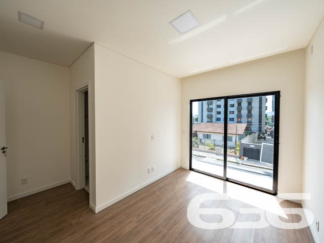 Geminado à venda no Saguaçu – Sofisticação, conforto e localização privilegiada em Joinville/SC
Apresentamos uma excelente oportunidade para você que busca um sobrado geminado novo, moderno e com acabamento impecável no bairro Saguaçu – uma das localizações mais desejadas e valorizadas de Joinville. Esta residência foi cuidadosamente projetada para oferecer o máximo de bem-estar, funcionalidade e beleza, unindo arquitetura contemporânea, iluminação natural abundante e materiais de alto padrão.
Com 120,81m² de área construída e averbada, o imóvel é composto por 3 dormitórios, sendo 1 suíte com sacada, ambientes integrados e excelente distribuição de espaços. O destaque fica por conta dos detalhes que fazem toda a diferença: rebaixo em gesso, piso vinílico nos dormitórios, porcelanato 60x60 nas áreas sociais, portas laqueadas, infraestrutura para ar-condicionado split e preparação para água quente na cozinha e lavanderia.
A área social contempla uma ampla sala de estar e jantar, lavabo, copa e cozinha conjugadas, além de uma área de serviço funcional. A área externa surpreende com espaço de jardim, churrasqueira a carvão e um excelente recuo nos fundos, ideal para pets, espaço kids ou futuras personalizações.
A garagem oferece 2 vagas – sendo uma coberta e uma descoberta – e o imóvel já conta com portão eletrônico e interfone instalados. Fachada moderna com revestimentos em pedra e detalhes verticais em madeira que conferem identidade visual marcante e sofisticação ao projeto. Tudo isso em terreno plano, com 4 metros de frente e 30 metros de profundidade, geometria regular e face norte, favorecendo ventilação e iluminação natural.
Localizado em rua pavimentada, próximo a shopping centers, escolas, hospitais, transporte público e serviços essenciais, esse imóvel entrega praticidade, segurança e excelente valorização patrimonial.
Não perca essa oportunidade de viver com mais qualidade em um imóvel novo, desocupado e pronto para ser seu!
Entre em contato com a 636 Negócios Imobiliários e agende uma visita com um de nossos especialistas. Aqui, sua conquista é tratada com seriedade, técnica e mais de 30 anos de história.
636 NEGÓCIOS IMOBILIÁRIOS: A SUA MELHOR ESCOLHA
Com mais de 30 anos de experiência, a 636 Negócios Imobiliários é sua parceira ideal para encontrar o imóvel perfeito. Estamos prontos para ajudá-lo a fazer deste imóvel o seu novo lar.
Telefone: (47) 3451-0636
WhatsApp: (47) 99190-0636
Não perca esta oportunidade única. Visite nosso site para mais informações: i636.com.br