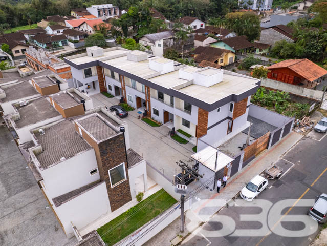 GEMINADO EM LOCALIZAÇÃO PRIVILEGIADA NO BAIRRO BOM RETIRO

Esta casa geminada é uma oportunidade imperdível para quem busca um imóvel em uma das melhores regiões de Joinville. Com 3 quartos (sendo uma suíte), sala de estar e sala de jantar integradas, cozinha, banheiro social, área de serviço e vaga de garagem para 2 carros, ela está localizada em uma região valorizada, próxima a comércios, serviços e vias de acesso importantes.

A localização privilegiada desta casa garante fácil acesso a diferentes pontos da cidade, seja de carro ou de transporte público. Além disso, o imóvel está situado em rua sem saída e tranquila, sem alagamentos, a 600 metros da Rua Tenente e próximo ao Garten Shopping.

A casa em si é aconchegante e funcional, ideal para quem busca praticidade e conforto. Ela conta com cômodos espaçosos e acabamentos de qualidade, como: pintura premium, acabamento em gesso, porcelanato retificado no primeiro piso e piso vinílico no segundo, além de pé direito alto deixando a casa mais arejada e iluminada.

São 116,24m² de área privativa, contando com portão eletrônico, cerca elétrica, interfone, acesso de visitantes por portaria e uma bela jardinagem na frente do sobrado.

Não perca a oportunidade de morar em um lugar como esse! Agende já a sua visita e conheça de perto todas as vantagens de viver aqui.

Fale conosco e saiba mais:
Telefone: (47) 3451-0636
WhatsApp: (47) 99190-0636

Imobiliária 636.