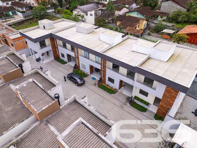 GEMINADO EM LOCALIZAÇÃO PRIVILEGIADA NO BAIRRO BOM RETIRO

Esta casa geminada é uma oportunidade imperdível para quem busca um imóvel em uma das melhores regiões de Joinville. Com 3 quartos (sendo uma suíte), sala de estar e sala de jantar integradas, cozinha, banheiro social, área de serviço e vaga de garagem para 2 carros, ela está localizada em uma região valorizada, próxima a comércios, serviços e vias de acesso importantes.

A localização privilegiada desta casa garante fácil acesso a diferentes pontos da cidade, seja de carro ou de transporte público. Além disso, o imóvel está situado em rua sem saída e tranquila, sem alagamentos, a 600 metros da Rua Tenente e próximo ao Garten Shopping.

A casa em si é aconchegante e funcional, ideal para quem busca praticidade e conforto. Ela conta com cômodos espaçosos e acabamentos de qualidade, como: pintura premium, acabamento em gesso, porcelanato retificado no primeiro piso e piso vinílico no segundo, além de pé direito alto deixando a casa mais arejada e iluminada.

São 116,24m² de área privativa, contando com portão eletrônico, cerca elétrica, interfone, acesso de visitantes por portaria e uma bela jardinagem na frente do sobrado.

Não perca a oportunidade de morar em um lugar como esse! Agende já a sua visita e conheça de perto todas as vantagens de viver aqui.

Fale conosco e saiba mais:
Telefone: (47) 3451-0636
WhatsApp: (47) 99190-0636

Imobiliária 636.