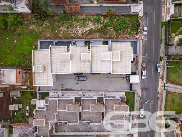 GEMINADO EM LOCALIZAÇÃO PRIVILEGIADA NO BAIRRO BOM RETIRO

Esta casa geminada é uma oportunidade imperdível para quem busca um imóvel em uma das melhores regiões de Joinville. Com 3 quartos (sendo uma suíte), sala de estar e sala de jantar integradas, cozinha, banheiro social, área de serviço e vaga de garagem para 2 carros, ela está localizada em uma região valorizada, próxima a comércios, serviços e vias de acesso importantes.

A localização privilegiada desta casa garante fácil acesso a diferentes pontos da cidade, seja de carro ou de transporte público. Além disso, o imóvel está situado em rua sem saída e tranquila, sem alagamentos, a 600 metros da Rua Tenente e próximo ao Garten Shopping.

A casa em si é aconchegante e funcional, ideal para quem busca praticidade e conforto. Ela conta com cômodos espaçosos e acabamentos de qualidade, como: pintura premium, acabamento em gesso, porcelanato retificado no primeiro piso e piso vinílico no segundo, além de pé direito alto deixando a casa mais arejada e iluminada.

São 116,24m² de área privativa, contando com portão eletrônico, cerca elétrica, interfone, acesso de visitantes por portaria e uma bela jardinagem na frente do sobrado.

Não perca a oportunidade de morar em um lugar como esse! Agende já a sua visita e conheça de perto todas as vantagens de viver aqui.

Fale conosco e saiba mais:
Telefone: (47) 3451-0636
WhatsApp: (47) 99190-0636

Imobiliária 636.