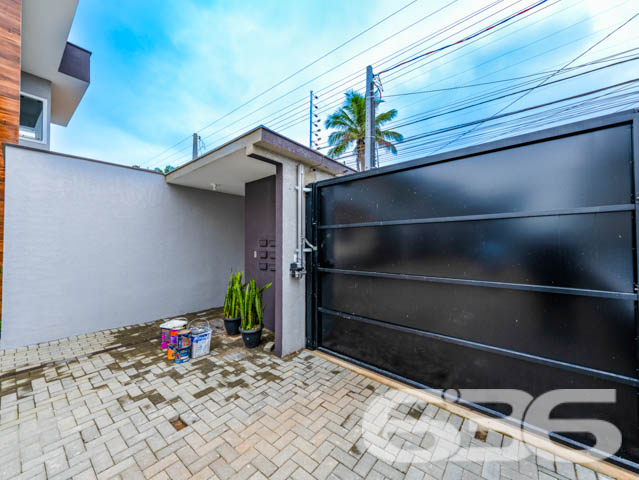 GEMINADO EM LOCALIZAÇÃO PRIVILEGIADA NO BAIRRO BOM RETIRO

Esta casa geminada é uma oportunidade imperdível para quem busca um imóvel em uma das melhores regiões de Joinville. Com 3 quartos (sendo uma suíte), sala de estar e sala de jantar integradas, cozinha, banheiro social, área de serviço e vaga de garagem para 2 carros, ela está localizada em uma região valorizada, próxima a comércios, serviços e vias de acesso importantes.

A localização privilegiada desta casa garante fácil acesso a diferentes pontos da cidade, seja de carro ou de transporte público. Além disso, o imóvel está situado em rua sem saída e tranquila, sem alagamentos, a 600 metros da Rua Tenente e próximo ao Garten Shopping.

A casa em si é aconchegante e funcional, ideal para quem busca praticidade e conforto. Ela conta com cômodos espaçosos e acabamentos de qualidade, como: pintura premium, acabamento em gesso, porcelanato retificado no primeiro piso e piso vinílico no segundo, além de pé direito alto deixando a casa mais arejada e iluminada.

São 116,24m² de área privativa, contando com portão eletrônico, cerca elétrica, interfone, acesso de visitantes por portaria e uma bela jardinagem na frente do sobrado.

Não perca a oportunidade de morar em um lugar como esse! Agende já a sua visita e conheça de perto todas as vantagens de viver aqui.

Fale conosco e saiba mais:
Telefone: (47) 3451-0636
WhatsApp: (47) 99190-0636

Imobiliária 636.