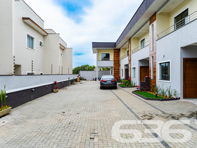 GEMINADO EM LOCALIZAÇÃO PRIVILEGIADA NO BAIRRO BOM RETIRO

Esta casa geminada é uma oportunidade imperdível para quem busca um imóvel em uma das melhores regiões de Joinville. Com 3 quartos (sendo uma suíte), sala de estar e sala de jantar integradas, cozinha, banheiro social, área de serviço e vaga de garagem para 2 carros, ela está localizada em uma região valorizada, próxima a comércios, serviços e vias de acesso importantes.

A localização privilegiada desta casa garante fácil acesso a diferentes pontos da cidade, seja de carro ou de transporte público. Além disso, o imóvel está situado em rua sem saída e tranquila, sem alagamentos, a 600 metros da Rua Tenente e próximo ao Garten Shopping.

A casa em si é aconchegante e funcional, ideal para quem busca praticidade e conforto. Ela conta com cômodos espaçosos e acabamentos de qualidade, como: pintura premium, acabamento em gesso, porcelanato retificado no primeiro piso e piso vinílico no segundo, além de pé direito alto deixando a casa mais arejada e iluminada.

São 116,24m² de área privativa, contando com portão eletrônico, cerca elétrica, interfone, acesso de visitantes por portaria e uma bela jardinagem na frente do sobrado.

Não perca a oportunidade de morar em um lugar como esse! Agende já a sua visita e conheça de perto todas as vantagens de viver aqui.

Fale conosco e saiba mais:
Telefone: (47) 3451-0636
WhatsApp: (47) 99190-0636

Imobiliária 636.