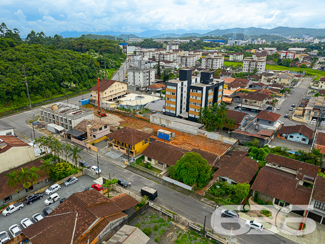Descubra a harmonia perfeita entre conforto e praticidade neste belíssimo geminado tipo sobrado, localizado no coração do bairro Costa e Silva, em Joinville - SC. Este imóvel é uma joia rara aguardando para ser chamada de lar, projetado para atender as necessidades de quem busca modernidade sem abrir mão de um espaço acolhedor e funcional.

Com uma área de 79,01m², este sobrado oferece a disposição ideal para acomodar a sua família com todo conforto. O imóvel possui uma fachada moderna, com linhas arquitetônicas que integram beleza e funcionalidade. 

O design interno é igualmente impressionante. Ao entrar, você é recebido por uma sala de estar espaçosa, perfeita para relaxar e receber visitas. A copa e cozinha são conjugadas, otimizando o ambiente e proporcionando um espaço prático para o dia a dia. Com dois dormitórios aconchegantes, você terá a privacidade e o espaço necessário para o descanso. Além disso, o imóvel ainda conta com dois banheiros bem planejados.

E o conforto se estende para fora das paredes do sobrado. A sacada oferece uma vista agradável e um espaço adicional para você desfrutar de momentos de relaxamento. Para quem possui veículo, as opções de uma garagem coberta e outra descoberta são diferenciais que fazem do imóvel uma escolha ainda mais acertada. O portão eletrônico e o completo sistema de segurança com muros garantem tranquilidade e proteção.

A localização é outro ponto forte. Situado em uma rua pavimentada e oferecendo fácil acesso a vias principais, o sobrado está próximo de serviços essenciais, como escolas, shopping centers, hospitais e transporte público. Tudo isso sem perder a proximidade com áreas verdes e espaços de lazer, ideais para momentos de descanso e atividades ao ar livre.

Se você ama animais, há uma excelente notícia: o imóvel permite a presença de pets, completando a sensação de lar perfeito para a sua família toda. Não perca a oportunidade de investir em um imóvel que une infraestrutura de qualidade, comodidade e uma localização privilegiada em Joinville. Entre em contato hoje mesmo com a 636 Negócios Imobiliários e abra as portas para o seu novo lar no melhor estilo.
 
636 NEGÓCIOS IMOBILIÁRIOS: A SUA MELHOR ESCOLHA
Com mais de 30 anos de experiência, a 636 Negócios Imobiliários é sua parceira ideal para encontrar o imóvel perfeito. Estamos prontos para ajudá-lo a fazer deste imóvel o seu novo lar.
 
Telefone: (47) 3451-0636
WhatsApp: (47) 99190-0636
 
Não perca esta oportunidade única. Visite nosso site para mais informações: i636.com.br