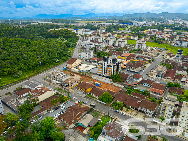 Descubra a harmonia perfeita entre conforto e praticidade neste belíssimo geminado tipo sobrado, localizado no coração do bairro Costa e Silva, em Joinville - SC. Este imóvel é uma joia rara aguardando para ser chamada de lar, projetado para atender as necessidades de quem busca modernidade sem abrir mão de um espaço acolhedor e funcional.

Com uma área de 79,01m², este sobrado oferece a disposição ideal para acomodar a sua família com todo conforto. O imóvel possui uma fachada moderna, com linhas arquitetônicas que integram beleza e funcionalidade. 

O design interno é igualmente impressionante. Ao entrar, você é recebido por uma sala de estar espaçosa, perfeita para relaxar e receber visitas. A copa e cozinha são conjugadas, otimizando o ambiente e proporcionando um espaço prático para o dia a dia. Com dois dormitórios aconchegantes, você terá a privacidade e o espaço necessário para o descanso. Além disso, o imóvel ainda conta com dois banheiros bem planejados.

E o conforto se estende para fora das paredes do sobrado. A sacada oferece uma vista agradável e um espaço adicional para você desfrutar de momentos de relaxamento. Para quem possui veículo, as opções de uma garagem coberta e outra descoberta são diferenciais que fazem do imóvel uma escolha ainda mais acertada. O portão eletrônico e o completo sistema de segurança com muros garantem tranquilidade e proteção.

A localização é outro ponto forte. Situado em uma rua pavimentada e oferecendo fácil acesso a vias principais, o sobrado está próximo de serviços essenciais, como escolas, shopping centers, hospitais e transporte público. Tudo isso sem perder a proximidade com áreas verdes e espaços de lazer, ideais para momentos de descanso e atividades ao ar livre.

Se você ama animais, há uma excelente notícia: o imóvel permite a presença de pets, completando a sensação de lar perfeito para a sua família toda. Não perca a oportunidade de investir em um imóvel que une infraestrutura de qualidade, comodidade e uma localização privilegiada em Joinville. Entre em contato hoje mesmo com a 636 Negócios Imobiliários e abra as portas para o seu novo lar no melhor estilo.
 
636 NEGÓCIOS IMOBILIÁRIOS: A SUA MELHOR ESCOLHA
Com mais de 30 anos de experiência, a 636 Negócios Imobiliários é sua parceira ideal para encontrar o imóvel perfeito. Estamos prontos para ajudá-lo a fazer deste imóvel o seu novo lar.
 
Telefone: (47) 3451-0636
WhatsApp: (47) 99190-0636
 
Não perca esta oportunidade única. Visite nosso site para mais informações: i636.com.br