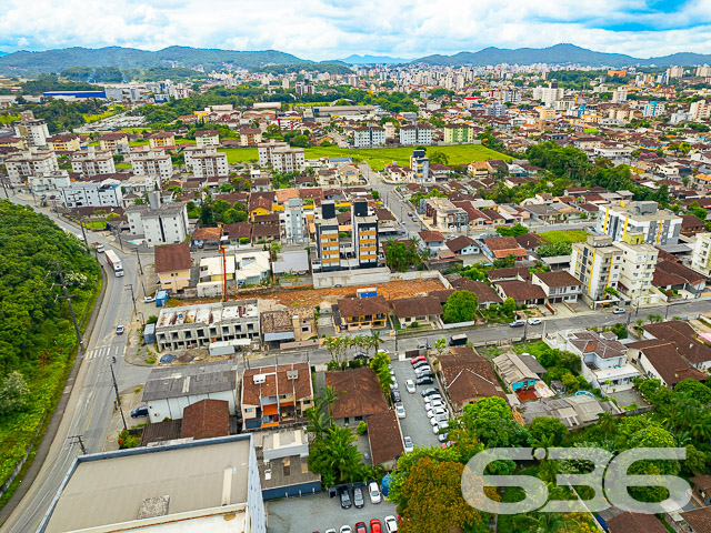 Descubra a harmonia perfeita entre conforto e praticidade neste belíssimo geminado tipo sobrado, localizado no coração do bairro Costa e Silva, em Joinville - SC. Este imóvel é uma joia rara aguardando para ser chamada de lar, projetado para atender as necessidades de quem busca modernidade sem abrir mão de um espaço acolhedor e funcional.

Com uma área de 79,01m², este sobrado oferece a disposição ideal para acomodar a sua família com todo conforto. O imóvel possui uma fachada moderna, com linhas arquitetônicas que integram beleza e funcionalidade. 

O design interno é igualmente impressionante. Ao entrar, você é recebido por uma sala de estar espaçosa, perfeita para relaxar e receber visitas. A copa e cozinha são conjugadas, otimizando o ambiente e proporcionando um espaço prático para o dia a dia. Com dois dormitórios aconchegantes, você terá a privacidade e o espaço necessário para o descanso. Além disso, o imóvel ainda conta com dois banheiros bem planejados.

E o conforto se estende para fora das paredes do sobrado. A sacada oferece uma vista agradável e um espaço adicional para você desfrutar de momentos de relaxamento. Para quem possui veículo, as opções de uma garagem coberta e outra descoberta são diferenciais que fazem do imóvel uma escolha ainda mais acertada. O portão eletrônico e o completo sistema de segurança com muros garantem tranquilidade e proteção.

A localização é outro ponto forte. Situado em uma rua pavimentada e oferecendo fácil acesso a vias principais, o sobrado está próximo de serviços essenciais, como escolas, shopping centers, hospitais e transporte público. Tudo isso sem perder a proximidade com áreas verdes e espaços de lazer, ideais para momentos de descanso e atividades ao ar livre.

Se você ama animais, há uma excelente notícia: o imóvel permite a presença de pets, completando a sensação de lar perfeito para a sua família toda. Não perca a oportunidade de investir em um imóvel que une infraestrutura de qualidade, comodidade e uma localização privilegiada em Joinville. Entre em contato hoje mesmo com a 636 Negócios Imobiliários e abra as portas para o seu novo lar no melhor estilo.
 
636 NEGÓCIOS IMOBILIÁRIOS: A SUA MELHOR ESCOLHA
Com mais de 30 anos de experiência, a 636 Negócios Imobiliários é sua parceira ideal para encontrar o imóvel perfeito. Estamos prontos para ajudá-lo a fazer deste imóvel o seu novo lar.
 
Telefone: (47) 3451-0636
WhatsApp: (47) 99190-0636
 
Não perca esta oportunidade única. Visite nosso site para mais informações: i636.com.br