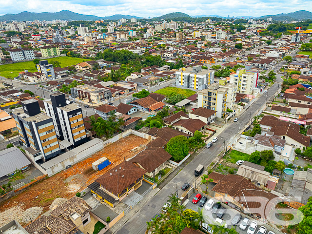 Descubra a harmonia perfeita entre conforto e praticidade neste belíssimo geminado tipo sobrado, localizado no coração do bairro Costa e Silva, em Joinville - SC. Este imóvel é uma joia rara aguardando para ser chamada de lar, projetado para atender as necessidades de quem busca modernidade sem abrir mão de um espaço acolhedor e funcional.

Com uma área de 79,01m², este sobrado oferece a disposição ideal para acomodar a sua família com todo conforto. O imóvel possui uma fachada moderna, com linhas arquitetônicas que integram beleza e funcionalidade. 

O design interno é igualmente impressionante. Ao entrar, você é recebido por uma sala de estar espaçosa, perfeita para relaxar e receber visitas. A copa e cozinha são conjugadas, otimizando o ambiente e proporcionando um espaço prático para o dia a dia. Com dois dormitórios aconchegantes, você terá a privacidade e o espaço necessário para o descanso. Além disso, o imóvel ainda conta com dois banheiros bem planejados.

E o conforto se estende para fora das paredes do sobrado. A sacada oferece uma vista agradável e um espaço adicional para você desfrutar de momentos de relaxamento. Para quem possui veículo, as opções de uma garagem coberta e outra descoberta são diferenciais que fazem do imóvel uma escolha ainda mais acertada. O portão eletrônico e o completo sistema de segurança com muros garantem tranquilidade e proteção.

A localização é outro ponto forte. Situado em uma rua pavimentada e oferecendo fácil acesso a vias principais, o sobrado está próximo de serviços essenciais, como escolas, shopping centers, hospitais e transporte público. Tudo isso sem perder a proximidade com áreas verdes e espaços de lazer, ideais para momentos de descanso e atividades ao ar livre.

Se você ama animais, há uma excelente notícia: o imóvel permite a presença de pets, completando a sensação de lar perfeito para a sua família toda. Não perca a oportunidade de investir em um imóvel que une infraestrutura de qualidade, comodidade e uma localização privilegiada em Joinville. Entre em contato hoje mesmo com a 636 Negócios Imobiliários e abra as portas para o seu novo lar no melhor estilo.
 
636 NEGÓCIOS IMOBILIÁRIOS: A SUA MELHOR ESCOLHA
Com mais de 30 anos de experiência, a 636 Negócios Imobiliários é sua parceira ideal para encontrar o imóvel perfeito. Estamos prontos para ajudá-lo a fazer deste imóvel o seu novo lar.
 
Telefone: (47) 3451-0636
WhatsApp: (47) 99190-0636
 
Não perca esta oportunidade única. Visite nosso site para mais informações: i636.com.br
