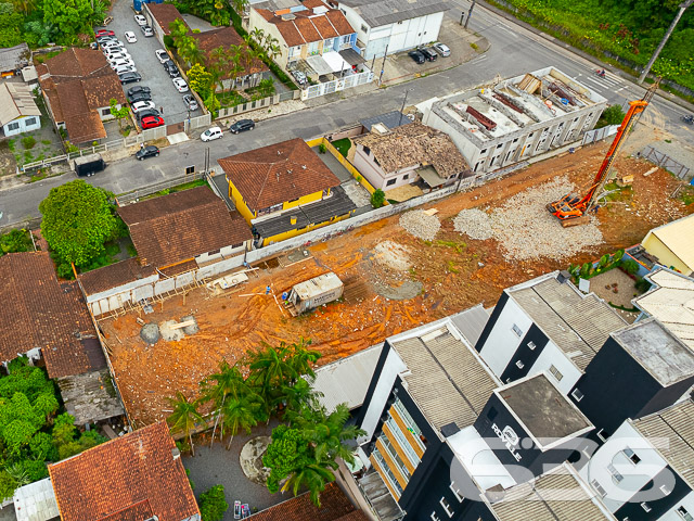 Descubra a harmonia perfeita entre conforto e praticidade neste belíssimo geminado tipo sobrado, localizado no coração do bairro Costa e Silva, em Joinville - SC. Este imóvel é uma joia rara aguardando para ser chamada de lar, projetado para atender as necessidades de quem busca modernidade sem abrir mão de um espaço acolhedor e funcional.

Com uma área de 79,01m², este sobrado oferece a disposição ideal para acomodar a sua família com todo conforto. O imóvel possui uma fachada moderna, com linhas arquitetônicas que integram beleza e funcionalidade. 

O design interno é igualmente impressionante. Ao entrar, você é recebido por uma sala de estar espaçosa, perfeita para relaxar e receber visitas. A copa e cozinha são conjugadas, otimizando o ambiente e proporcionando um espaço prático para o dia a dia. Com dois dormitórios aconchegantes, você terá a privacidade e o espaço necessário para o descanso. Além disso, o imóvel ainda conta com dois banheiros bem planejados.

E o conforto se estende para fora das paredes do sobrado. A sacada oferece uma vista agradável e um espaço adicional para você desfrutar de momentos de relaxamento. Para quem possui veículo, as opções de uma garagem coberta e outra descoberta são diferenciais que fazem do imóvel uma escolha ainda mais acertada. O portão eletrônico e o completo sistema de segurança com muros garantem tranquilidade e proteção.

A localização é outro ponto forte. Situado em uma rua pavimentada e oferecendo fácil acesso a vias principais, o sobrado está próximo de serviços essenciais, como escolas, shopping centers, hospitais e transporte público. Tudo isso sem perder a proximidade com áreas verdes e espaços de lazer, ideais para momentos de descanso e atividades ao ar livre.

Se você ama animais, há uma excelente notícia: o imóvel permite a presença de pets, completando a sensação de lar perfeito para a sua família toda. Não perca a oportunidade de investir em um imóvel que une infraestrutura de qualidade, comodidade e uma localização privilegiada em Joinville. Entre em contato hoje mesmo com a 636 Negócios Imobiliários e abra as portas para o seu novo lar no melhor estilo.
 
636 NEGÓCIOS IMOBILIÁRIOS: A SUA MELHOR ESCOLHA
Com mais de 30 anos de experiência, a 636 Negócios Imobiliários é sua parceira ideal para encontrar o imóvel perfeito. Estamos prontos para ajudá-lo a fazer deste imóvel o seu novo lar.
 
Telefone: (47) 3451-0636
WhatsApp: (47) 99190-0636
 
Não perca esta oportunidade única. Visite nosso site para mais informações: i636.com.br