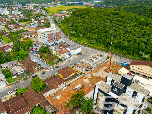 Descubra a harmonia perfeita entre conforto e praticidade neste belíssimo geminado tipo sobrado, localizado no coração do bairro Costa e Silva, em Joinville - SC. Este imóvel é uma joia rara aguardando para ser chamada de lar, projetado para atender as necessidades de quem busca modernidade sem abrir mão de um espaço acolhedor e funcional.

Com uma área de 79,01m², este sobrado oferece a disposição ideal para acomodar a sua família com todo conforto. O imóvel possui uma fachada moderna, com linhas arquitetônicas que integram beleza e funcionalidade. 

O design interno é igualmente impressionante. Ao entrar, você é recebido por uma sala de estar espaçosa, perfeita para relaxar e receber visitas. A copa e cozinha são conjugadas, otimizando o ambiente e proporcionando um espaço prático para o dia a dia. Com dois dormitórios aconchegantes, você terá a privacidade e o espaço necessário para o descanso. Além disso, o imóvel ainda conta com dois banheiros bem planejados.

E o conforto se estende para fora das paredes do sobrado. A sacada oferece uma vista agradável e um espaço adicional para você desfrutar de momentos de relaxamento. Para quem possui veículo, as opções de uma garagem coberta e outra descoberta são diferenciais que fazem do imóvel uma escolha ainda mais acertada. O portão eletrônico e o completo sistema de segurança com muros garantem tranquilidade e proteção.

A localização é outro ponto forte. Situado em uma rua pavimentada e oferecendo fácil acesso a vias principais, o sobrado está próximo de serviços essenciais, como escolas, shopping centers, hospitais e transporte público. Tudo isso sem perder a proximidade com áreas verdes e espaços de lazer, ideais para momentos de descanso e atividades ao ar livre.

Se você ama animais, há uma excelente notícia: o imóvel permite a presença de pets, completando a sensação de lar perfeito para a sua família toda. Não perca a oportunidade de investir em um imóvel que une infraestrutura de qualidade, comodidade e uma localização privilegiada em Joinville. Entre em contato hoje mesmo com a 636 Negócios Imobiliários e abra as portas para o seu novo lar no melhor estilo.
 
636 NEGÓCIOS IMOBILIÁRIOS: A SUA MELHOR ESCOLHA
Com mais de 30 anos de experiência, a 636 Negócios Imobiliários é sua parceira ideal para encontrar o imóvel perfeito. Estamos prontos para ajudá-lo a fazer deste imóvel o seu novo lar.
 
Telefone: (47) 3451-0636
WhatsApp: (47) 99190-0636
 
Não perca esta oportunidade única. Visite nosso site para mais informações: i636.com.br