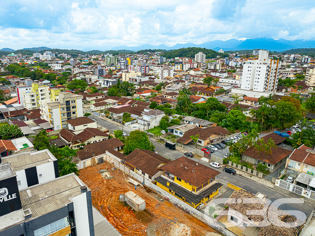 Descubra a harmonia perfeita entre conforto e praticidade neste belíssimo geminado tipo sobrado, localizado no coração do bairro Costa e Silva, em Joinville - SC. Este imóvel é uma joia rara aguardando para ser chamada de lar, projetado para atender as necessidades de quem busca modernidade sem abrir mão de um espaço acolhedor e funcional.

Com uma área de 79,01m², este sobrado oferece a disposição ideal para acomodar a sua família com todo conforto. O imóvel possui uma fachada moderna, com linhas arquitetônicas que integram beleza e funcionalidade. 

O design interno é igualmente impressionante. Ao entrar, você é recebido por uma sala de estar espaçosa, perfeita para relaxar e receber visitas. A copa e cozinha são conjugadas, otimizando o ambiente e proporcionando um espaço prático para o dia a dia. Com dois dormitórios aconchegantes, você terá a privacidade e o espaço necessário para o descanso. Além disso, o imóvel ainda conta com dois banheiros bem planejados.

E o conforto se estende para fora das paredes do sobrado. A sacada oferece uma vista agradável e um espaço adicional para você desfrutar de momentos de relaxamento. Para quem possui veículo, as opções de uma garagem coberta e outra descoberta são diferenciais que fazem do imóvel uma escolha ainda mais acertada. O portão eletrônico e o completo sistema de segurança com muros garantem tranquilidade e proteção.

A localização é outro ponto forte. Situado em uma rua pavimentada e oferecendo fácil acesso a vias principais, o sobrado está próximo de serviços essenciais, como escolas, shopping centers, hospitais e transporte público. Tudo isso sem perder a proximidade com áreas verdes e espaços de lazer, ideais para momentos de descanso e atividades ao ar livre.

Se você ama animais, há uma excelente notícia: o imóvel permite a presença de pets, completando a sensação de lar perfeito para a sua família toda. Não perca a oportunidade de investir em um imóvel que une infraestrutura de qualidade, comodidade e uma localização privilegiada em Joinville. Entre em contato hoje mesmo com a 636 Negócios Imobiliários e abra as portas para o seu novo lar no melhor estilo.
 
636 NEGÓCIOS IMOBILIÁRIOS: A SUA MELHOR ESCOLHA
Com mais de 30 anos de experiência, a 636 Negócios Imobiliários é sua parceira ideal para encontrar o imóvel perfeito. Estamos prontos para ajudá-lo a fazer deste imóvel o seu novo lar.
 
Telefone: (47) 3451-0636
WhatsApp: (47) 99190-0636
 
Não perca esta oportunidade única. Visite nosso site para mais informações: i636.com.br