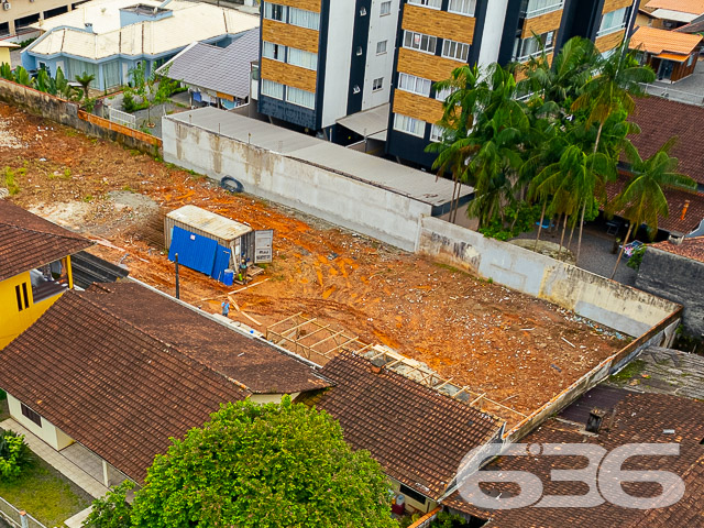 Descubra a harmonia perfeita entre conforto e praticidade neste belíssimo geminado tipo sobrado, localizado no coração do bairro Costa e Silva, em Joinville - SC. Este imóvel é uma joia rara aguardando para ser chamada de lar, projetado para atender as necessidades de quem busca modernidade sem abrir mão de um espaço acolhedor e funcional.

Com uma área de 79,01m², este sobrado oferece a disposição ideal para acomodar a sua família com todo conforto. O imóvel possui uma fachada moderna, com linhas arquitetônicas que integram beleza e funcionalidade. 

O design interno é igualmente impressionante. Ao entrar, você é recebido por uma sala de estar espaçosa, perfeita para relaxar e receber visitas. A copa e cozinha são conjugadas, otimizando o ambiente e proporcionando um espaço prático para o dia a dia. Com dois dormitórios aconchegantes, você terá a privacidade e o espaço necessário para o descanso. Além disso, o imóvel ainda conta com dois banheiros bem planejados.

E o conforto se estende para fora das paredes do sobrado. A sacada oferece uma vista agradável e um espaço adicional para você desfrutar de momentos de relaxamento. Para quem possui veículo, as opções de uma garagem coberta e outra descoberta são diferenciais que fazem do imóvel uma escolha ainda mais acertada. O portão eletrônico e o completo sistema de segurança com muros garantem tranquilidade e proteção.

A localização é outro ponto forte. Situado em uma rua pavimentada e oferecendo fácil acesso a vias principais, o sobrado está próximo de serviços essenciais, como escolas, shopping centers, hospitais e transporte público. Tudo isso sem perder a proximidade com áreas verdes e espaços de lazer, ideais para momentos de descanso e atividades ao ar livre.

Se você ama animais, há uma excelente notícia: o imóvel permite a presença de pets, completando a sensação de lar perfeito para a sua família toda. Não perca a oportunidade de investir em um imóvel que une infraestrutura de qualidade, comodidade e uma localização privilegiada em Joinville. Entre em contato hoje mesmo com a 636 Negócios Imobiliários e abra as portas para o seu novo lar no melhor estilo.
 
636 NEGÓCIOS IMOBILIÁRIOS: A SUA MELHOR ESCOLHA
Com mais de 30 anos de experiência, a 636 Negócios Imobiliários é sua parceira ideal para encontrar o imóvel perfeito. Estamos prontos para ajudá-lo a fazer deste imóvel o seu novo lar.
 
Telefone: (47) 3451-0636
WhatsApp: (47) 99190-0636
 
Não perca esta oportunidade única. Visite nosso site para mais informações: i636.com.br
