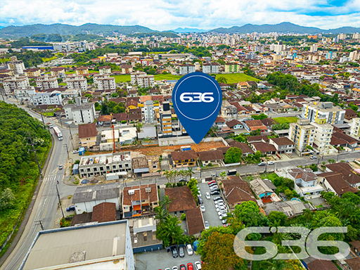 Descubra a harmonia perfeita entre conforto e praticidade neste belíssimo geminado tipo sobrado, localizado no coração do bairro Costa e Silva, em Joinville - SC. Este imóvel é uma joia rara aguardando para ser chamada de lar, projetado para atender as necessidades de quem busca modernidade sem abrir mão de um espaço acolhedor e funcional.

Com uma área de 79,01m², este sobrado oferece a disposição ideal para acomodar a sua família com todo conforto. O imóvel possui uma fachada moderna, com linhas arquitetônicas que integram beleza e funcionalidade. 

O design interno é igualmente impressionante. Ao entrar, você é recebido por uma sala de estar espaçosa, perfeita para relaxar e receber visitas. A copa e cozinha são conjugadas, otimizando o ambiente e proporcionando um espaço prático para o dia a dia. Com dois dormitórios aconchegantes, você terá a privacidade e o espaço necessário para o descanso. Além disso, o imóvel ainda conta com dois banheiros bem planejados.

E o conforto se estende para fora das paredes do sobrado. A sacada oferece uma vista agradável e um espaço adicional para você desfrutar de momentos de relaxamento. Para quem possui veículo, as opções de uma garagem coberta e outra descoberta são diferenciais que fazem do imóvel uma escolha ainda mais acertada. O portão eletrônico e o completo sistema de segurança com muros garantem tranquilidade e proteção.

A localização é outro ponto forte. Situado em uma rua pavimentada e oferecendo fácil acesso a vias principais, o sobrado está próximo de serviços essenciais, como escolas, shopping centers, hospitais e transporte público. Tudo isso sem perder a proximidade com áreas verdes e espaços de lazer, ideais para momentos de descanso e atividades ao ar livre.

Se você ama animais, há uma excelente notícia: o imóvel permite a presença de pets, completando a sensação de lar perfeito para a sua família toda. Não perca a oportunidade de investir em um imóvel que une infraestrutura de qualidade, comodidade e uma localização privilegiada em Joinville. Entre em contato hoje mesmo com a 636 Negócios Imobiliários e abra as portas para o seu novo lar no melhor estilo.
 
636 NEGÓCIOS IMOBILIÁRIOS: A SUA MELHOR ESCOLHA
Com mais de 30 anos de experiência, a 636 Negócios Imobiliários é sua parceira ideal para encontrar o imóvel perfeito. Estamos prontos para ajudá-lo a fazer deste imóvel o seu novo lar.
 
Telefone: (47) 3451-0636
WhatsApp: (47) 99190-0636
 
Não perca esta oportunidade única. Visite nosso site para mais informações: i636.com.br