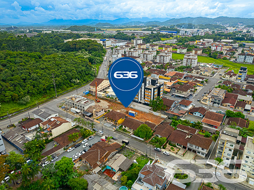 Descubra a harmonia perfeita entre conforto e praticidade neste belíssimo geminado tipo sobrado, localizado no coração do bairro Costa e Silva, em Joinville - SC. Este imóvel é uma joia rara aguardando para ser chamada de lar, projetado para atender as necessidades de quem busca modernidade sem abrir mão de um espaço acolhedor e funcional.

Com uma área de 79,01m², este sobrado oferece a disposição ideal para acomodar a sua família com todo conforto. O imóvel possui uma fachada moderna, com linhas arquitetônicas que integram beleza e funcionalidade. 

O design interno é igualmente impressionante. Ao entrar, você é recebido por uma sala de estar espaçosa, perfeita para relaxar e receber visitas. A copa e cozinha são conjugadas, otimizando o ambiente e proporcionando um espaço prático para o dia a dia. Com dois dormitórios aconchegantes, você terá a privacidade e o espaço necessário para o descanso. Além disso, o imóvel ainda conta com dois banheiros bem planejados.

E o conforto se estende para fora das paredes do sobrado. A sacada oferece uma vista agradável e um espaço adicional para você desfrutar de momentos de relaxamento. Para quem possui veículo, as opções de uma garagem coberta e outra descoberta são diferenciais que fazem do imóvel uma escolha ainda mais acertada. O portão eletrônico e o completo sistema de segurança com muros garantem tranquilidade e proteção.

A localização é outro ponto forte. Situado em uma rua pavimentada e oferecendo fácil acesso a vias principais, o sobrado está próximo de serviços essenciais, como escolas, shopping centers, hospitais e transporte público. Tudo isso sem perder a proximidade com áreas verdes e espaços de lazer, ideais para momentos de descanso e atividades ao ar livre.

Se você ama animais, há uma excelente notícia: o imóvel permite a presença de pets, completando a sensação de lar perfeito para a sua família toda. Não perca a oportunidade de investir em um imóvel que une infraestrutura de qualidade, comodidade e uma localização privilegiada em Joinville. Entre em contato hoje mesmo com a 636 Negócios Imobiliários e abra as portas para o seu novo lar no melhor estilo.
 
636 NEGÓCIOS IMOBILIÁRIOS: A SUA MELHOR ESCOLHA
Com mais de 30 anos de experiência, a 636 Negócios Imobiliários é sua parceira ideal para encontrar o imóvel perfeito. Estamos prontos para ajudá-lo a fazer deste imóvel o seu novo lar.
 
Telefone: (47) 3451-0636
WhatsApp: (47) 99190-0636
 
Não perca esta oportunidade única. Visite nosso site para mais informações: i636.com.br
