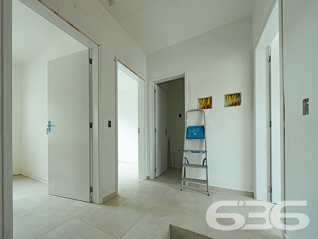 VENDE-SE SOBRADO EM CONDOMÍNIO FECHADO

Procurando por um imóvel confortável e seguro para viver com sua família? Então não perca a oportunidade de conhecer esse lindo sobrado geminado, localizado em um condomínio fechado no bairro Santa Catarina.

Com 3 quartos, vaga de garagem coberta, portão eletrônico e interfone, esse imóvel oferece todo o conforto e segurança que você precisa para viver bem. Os cômodos são espaçosos, bem iluminados e arejados, proporcionando uma sensação de conforto e bem-estar.

Além disso, a região é extremamente valorizada e oferece uma grande variedade de serviços, como supermercados, escolas, panificadoras e muito mais. Tudo o que você precisa para viver com tranquilidade e praticidade.

Morar em um condomínio fechado traz inúmeras vantagens, como a segurança, privacidade e convivência com pessoas que compartilham do mesmo estilo de vida. É uma excelente opção para quem busca um ambiente acolhedor e seguro para criar sua família.

Não perca mais tempo, venha conhecer essa oportunidade única e viver momentos incríveis em um imóvel que oferece todo o conforto e praticidade que você merece. Agende sua visita agora mesmo!

Fale conosco e saiba mais:
Telefone: (47) 3451-0636
WhatsApp: (47) 99190-0636

Imobiliária 636. 